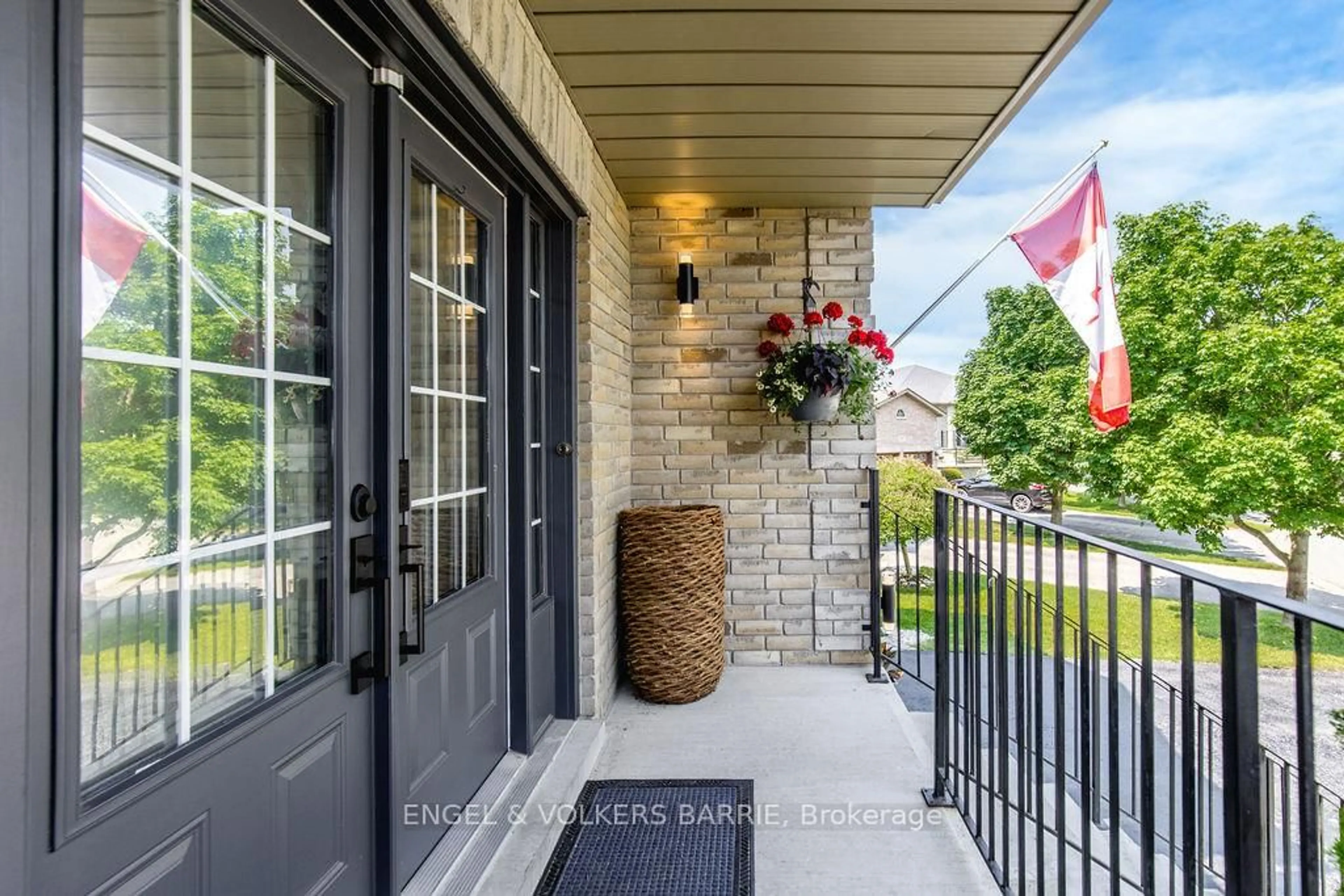 Indoor entryway for 42 Humber St, Barrie Ontario L4N 5S4