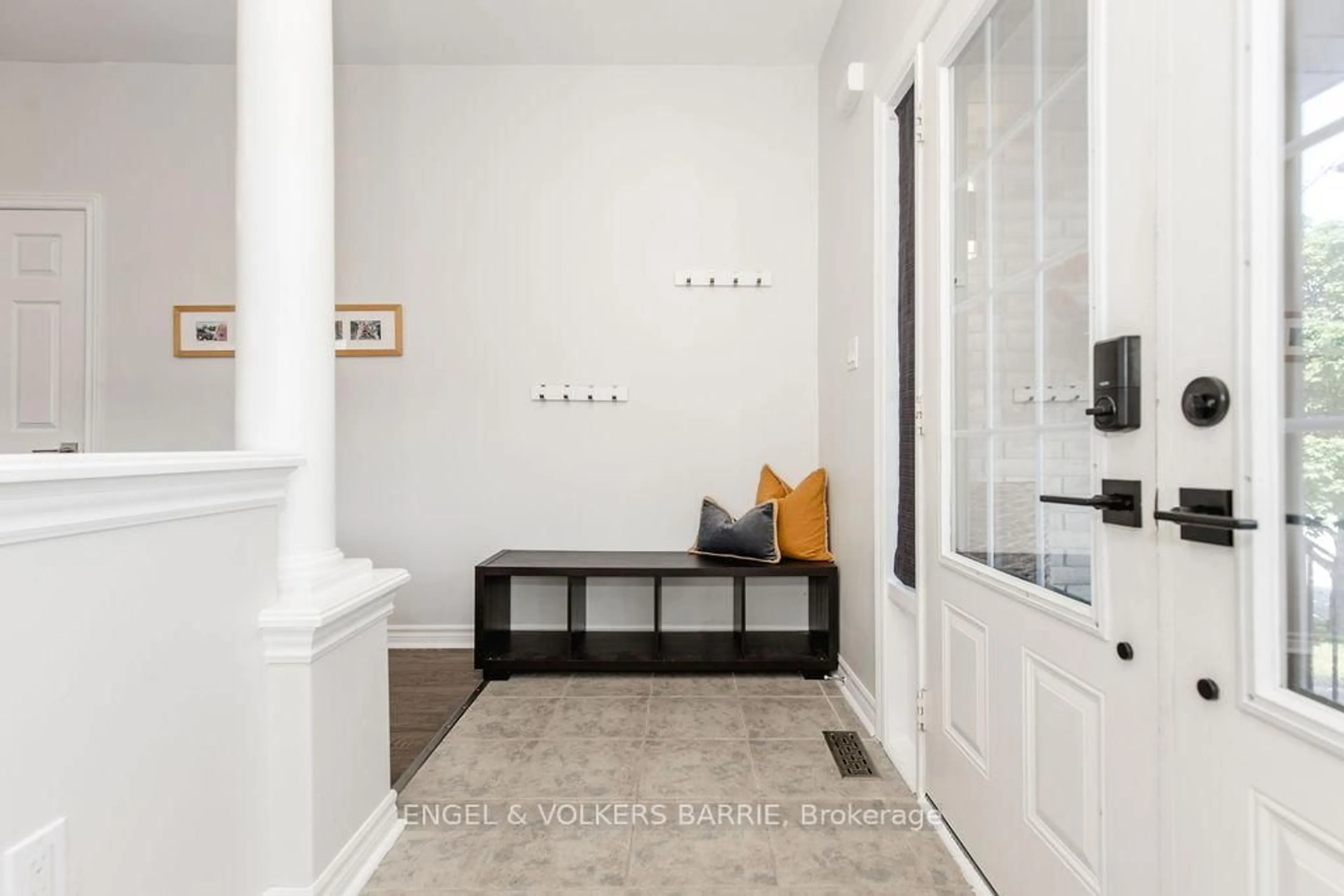 Indoor entryway for 42 Humber St, Barrie Ontario L4N 5S4