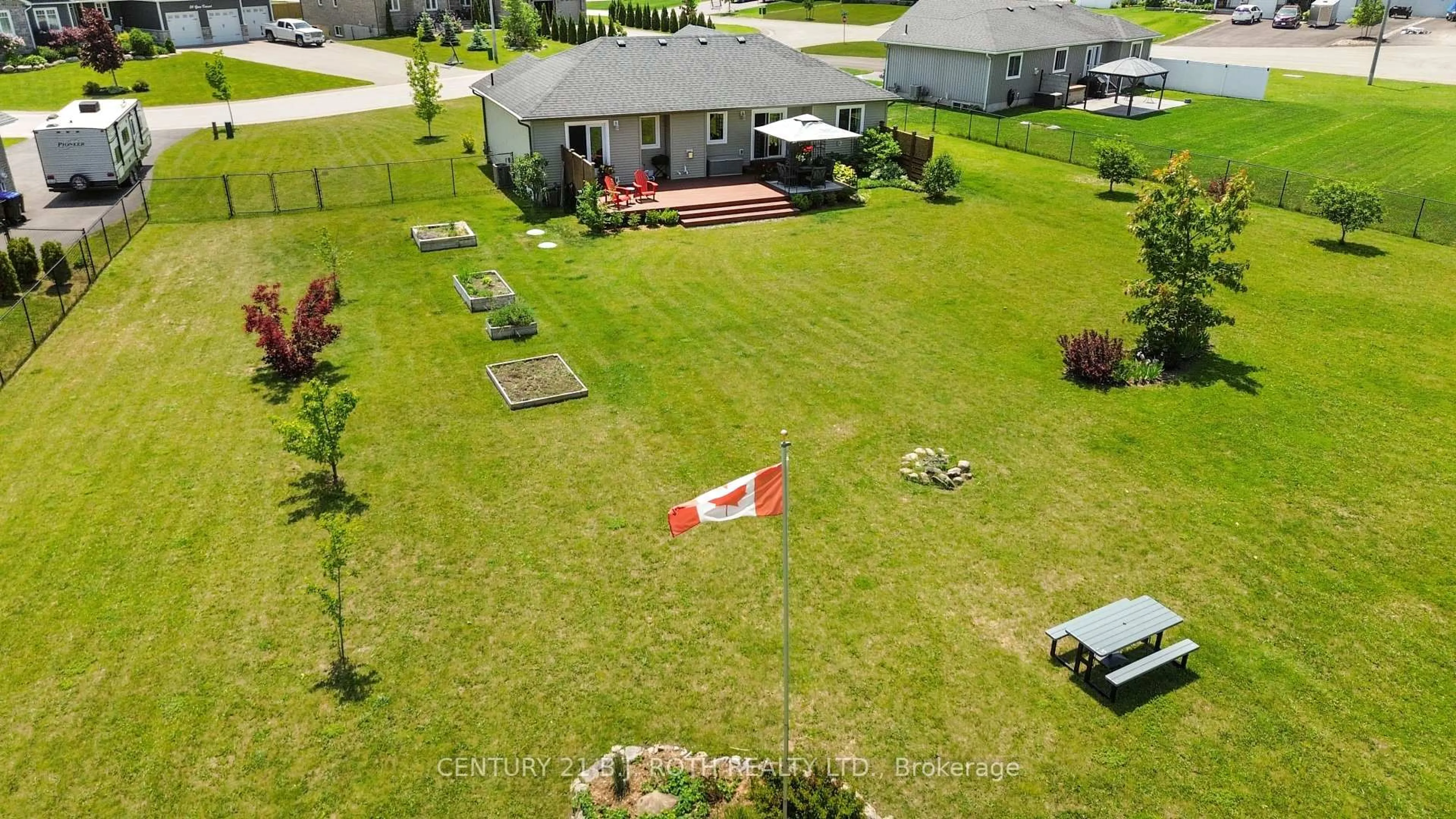 A pic from outside/outdoor area/front of a property/back of a property/a pic from drone, unknown for 35 Grace Cres, Oro-Medonte Ontario L3V 8N6