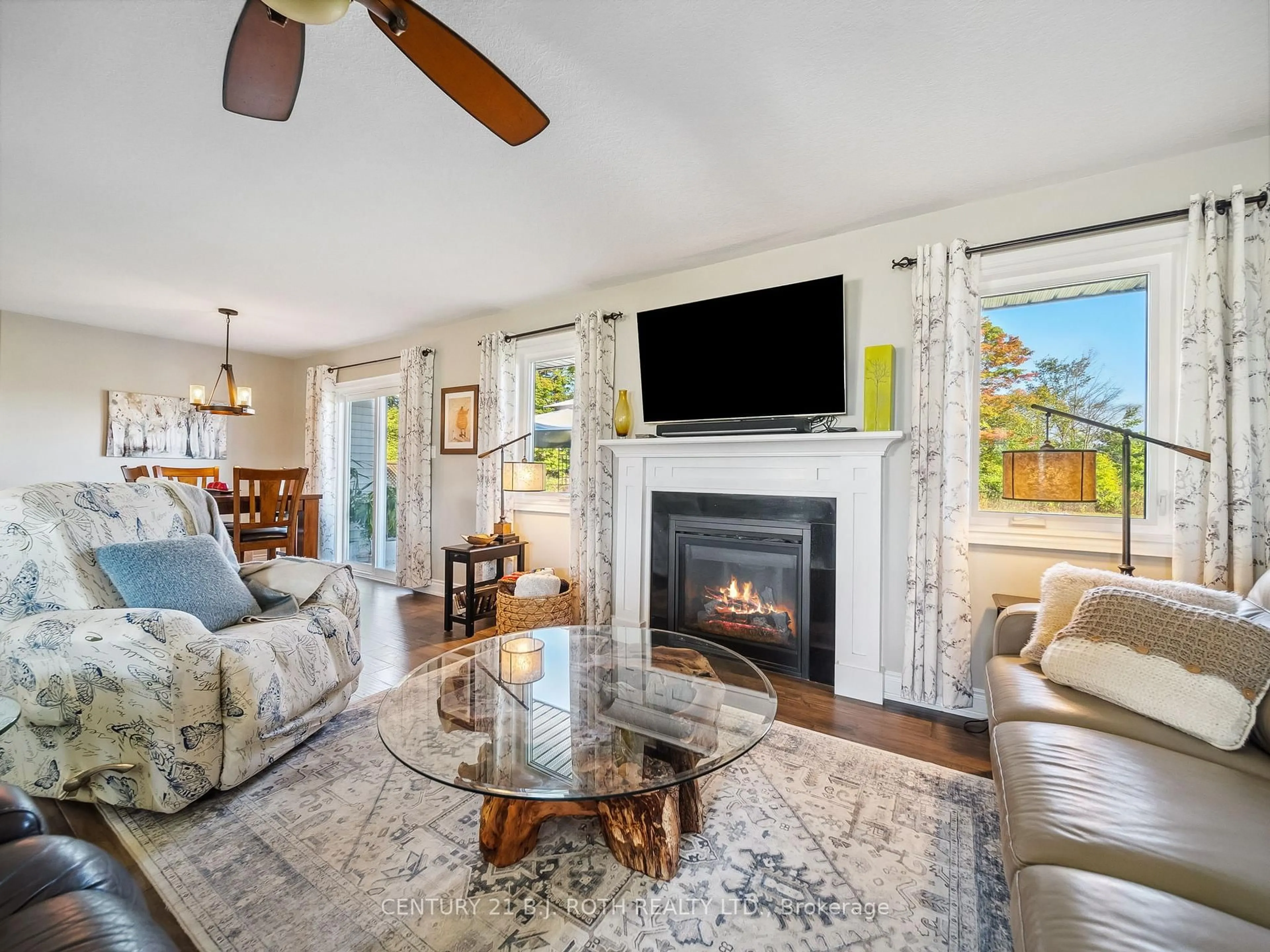 Living room with furniture, unknown for 35 Grace Cres, Oro-Medonte Ontario L3V 8N6