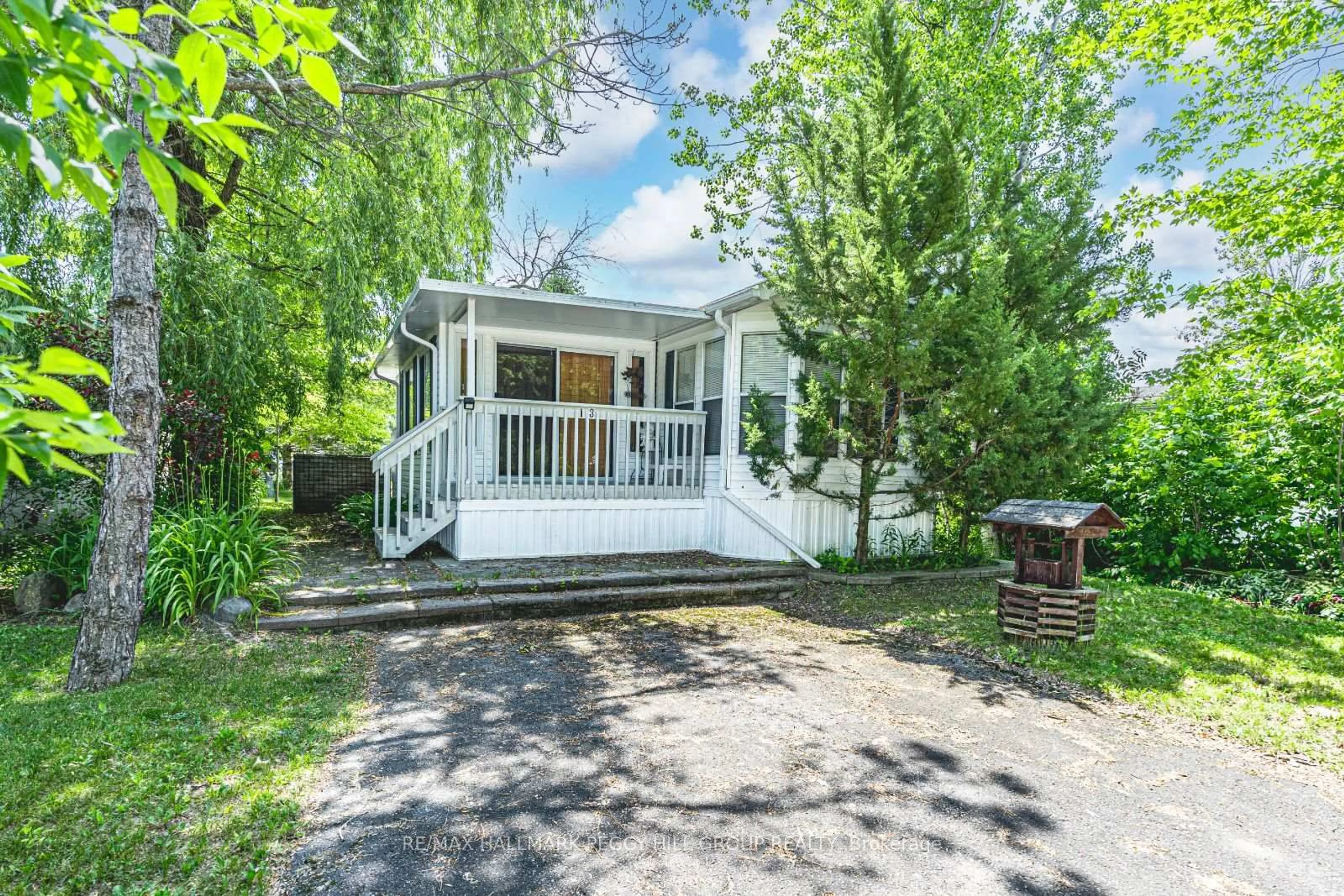Home with vinyl exterior material, street for 13 Huron Circ, Wasaga Beach Ontario L9Z 1X7