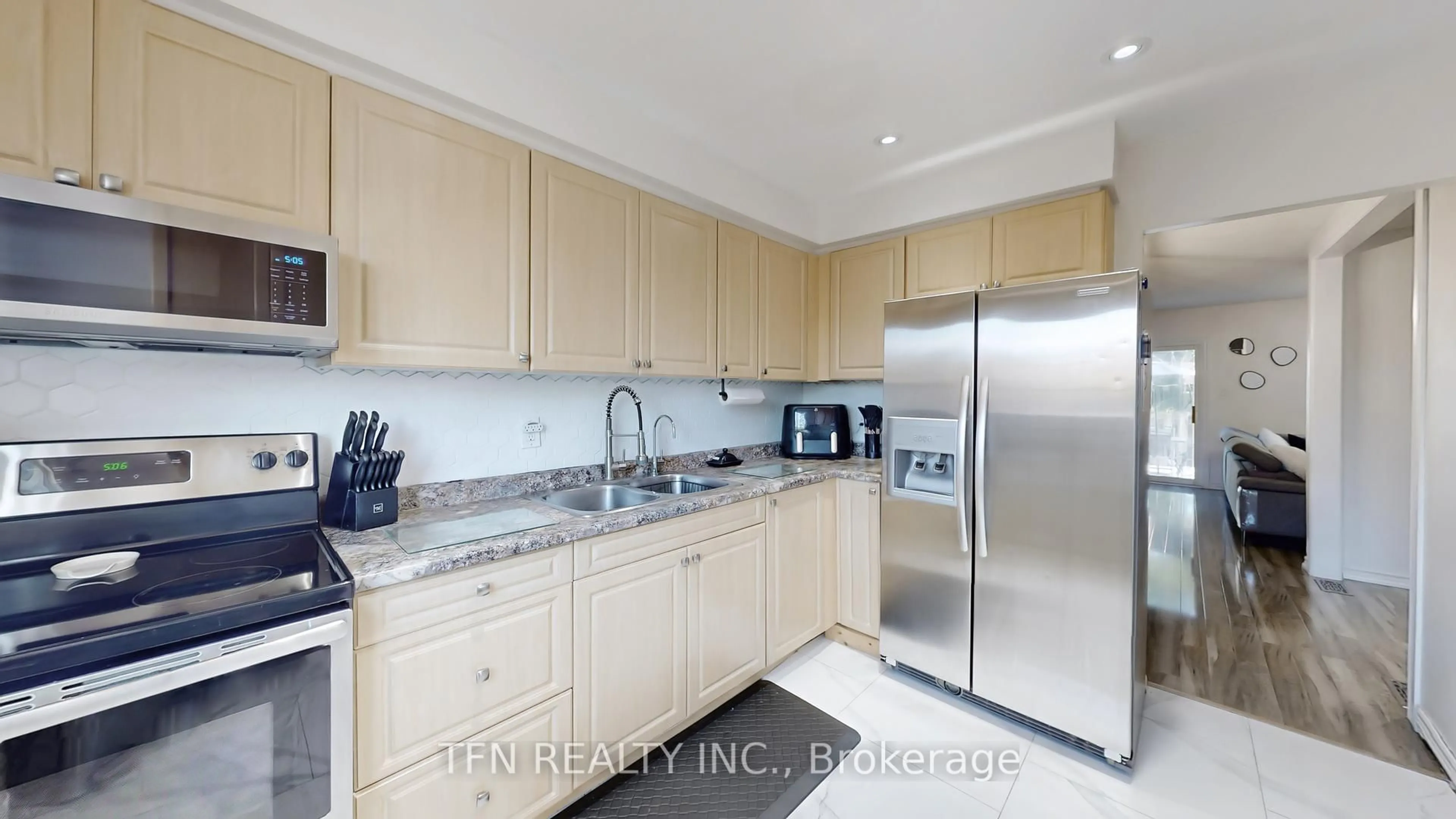 Standard kitchen, unknown for 52 Adelaide St #32, Barrie Ontario L4N 3T5