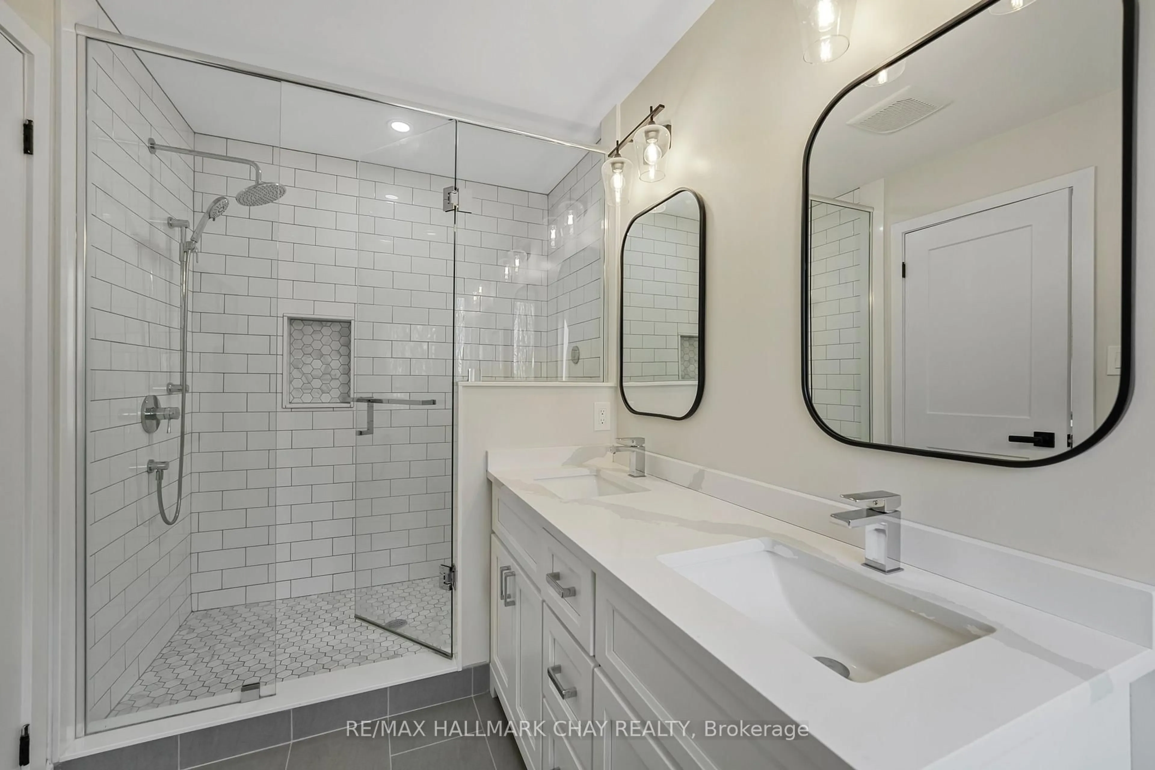 Contemporary bathroom, ceramic/tile floor for 1359 Old Barrie Rd, Oro-Medonte Ontario L0L 1T0