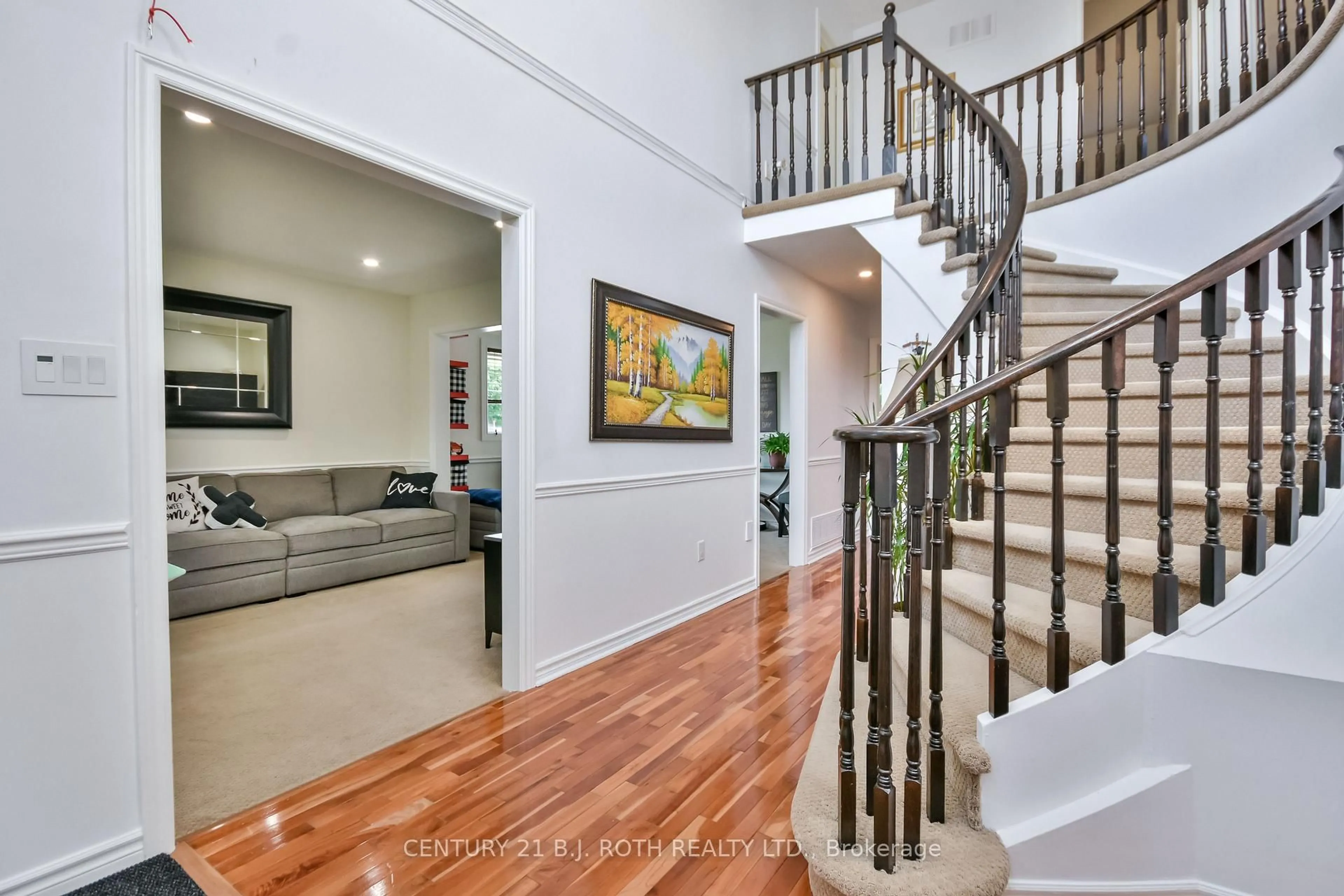 Indoor entryway for 466 St Vincent St, Barrie Ontario L4M 6T5
