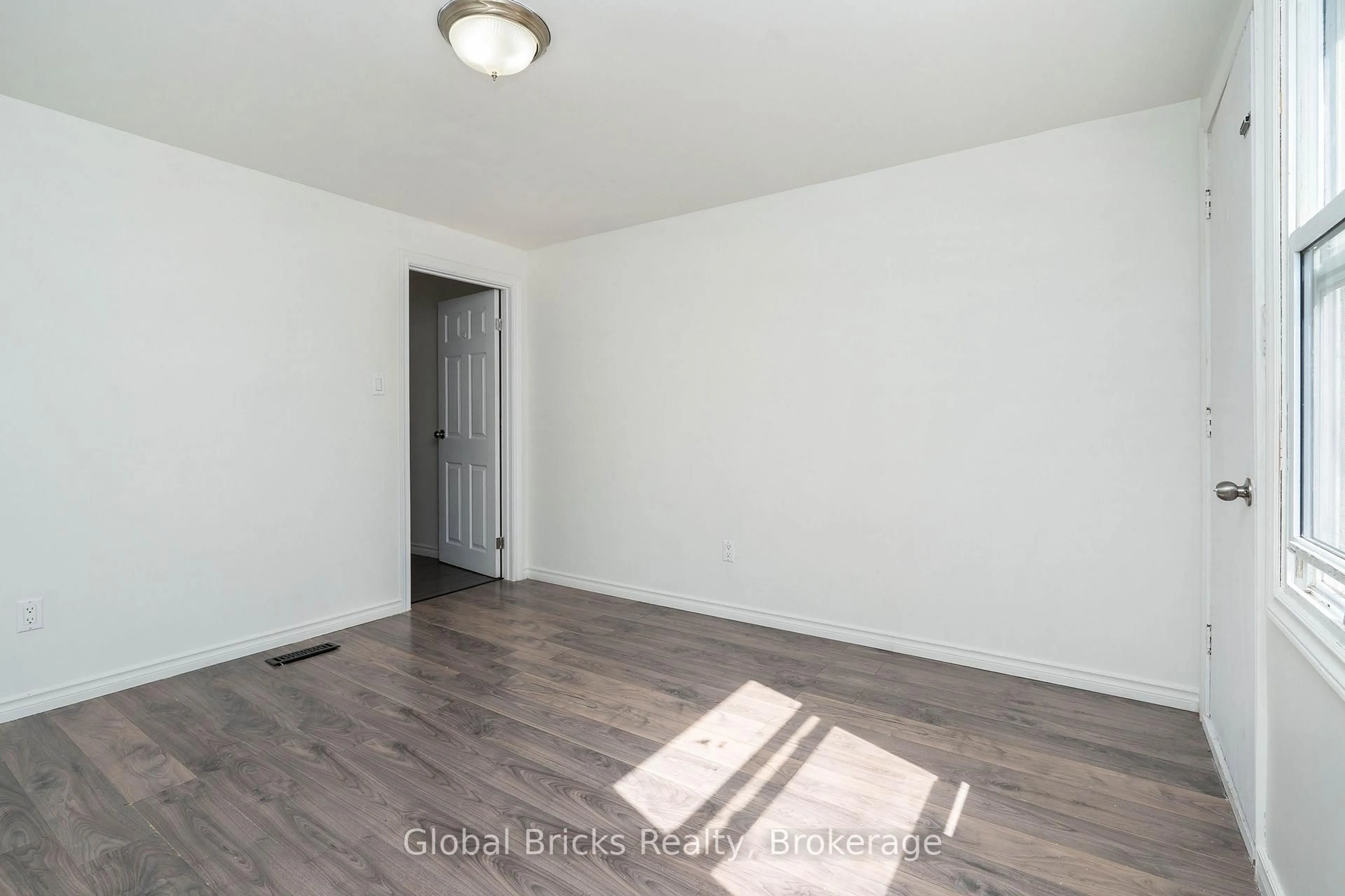 A pic of a room for 51 75th St, Wasaga Beach Ontario L9Z 2G6