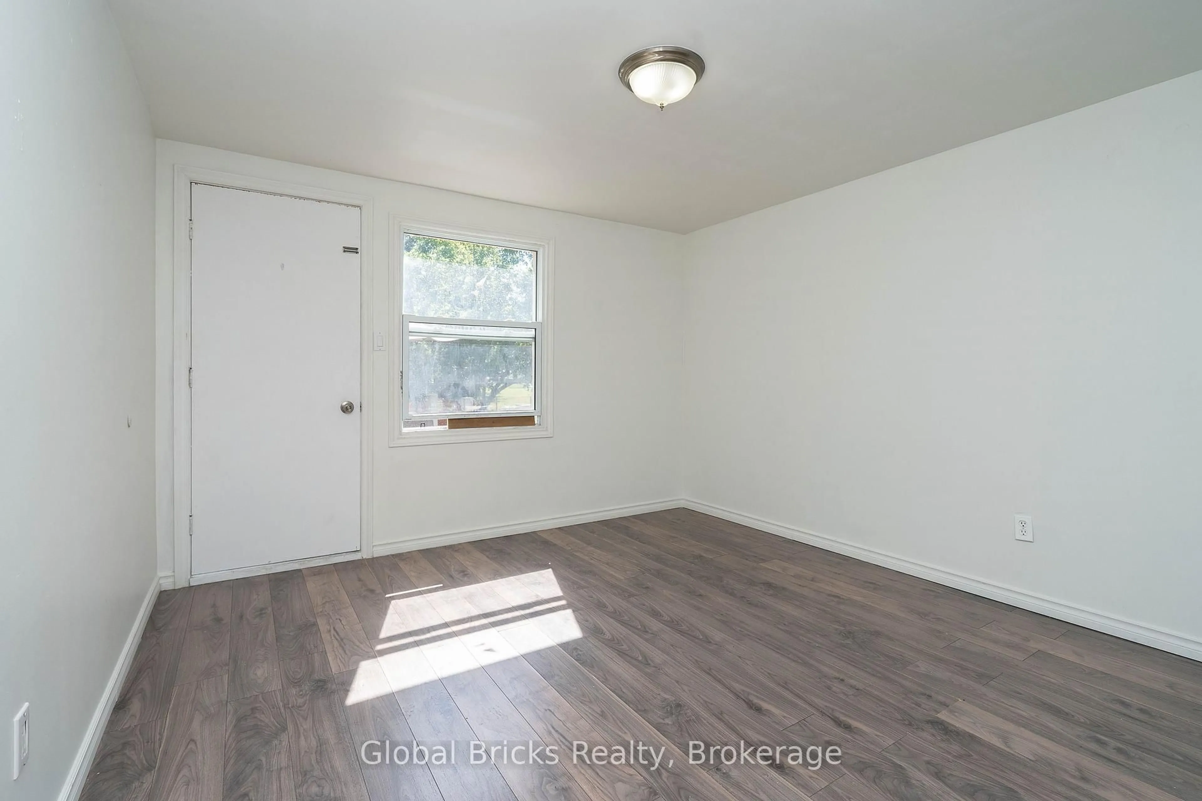 A pic of a room for 51 75th St, Wasaga Beach Ontario L9Z 2G6