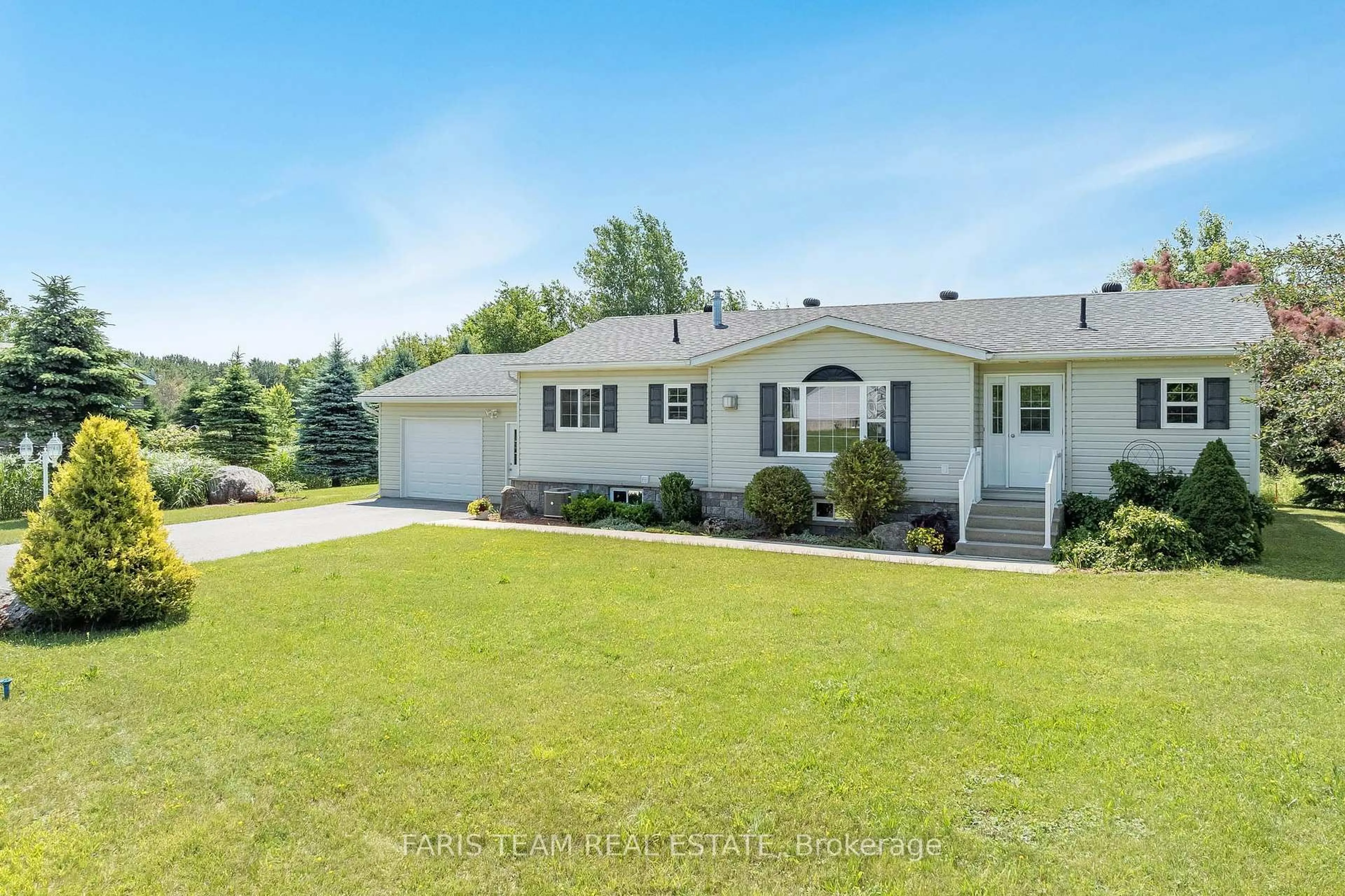 Home with vinyl exterior material, street for 33 Rue Helene, Tiny Ontario L9M 0H1