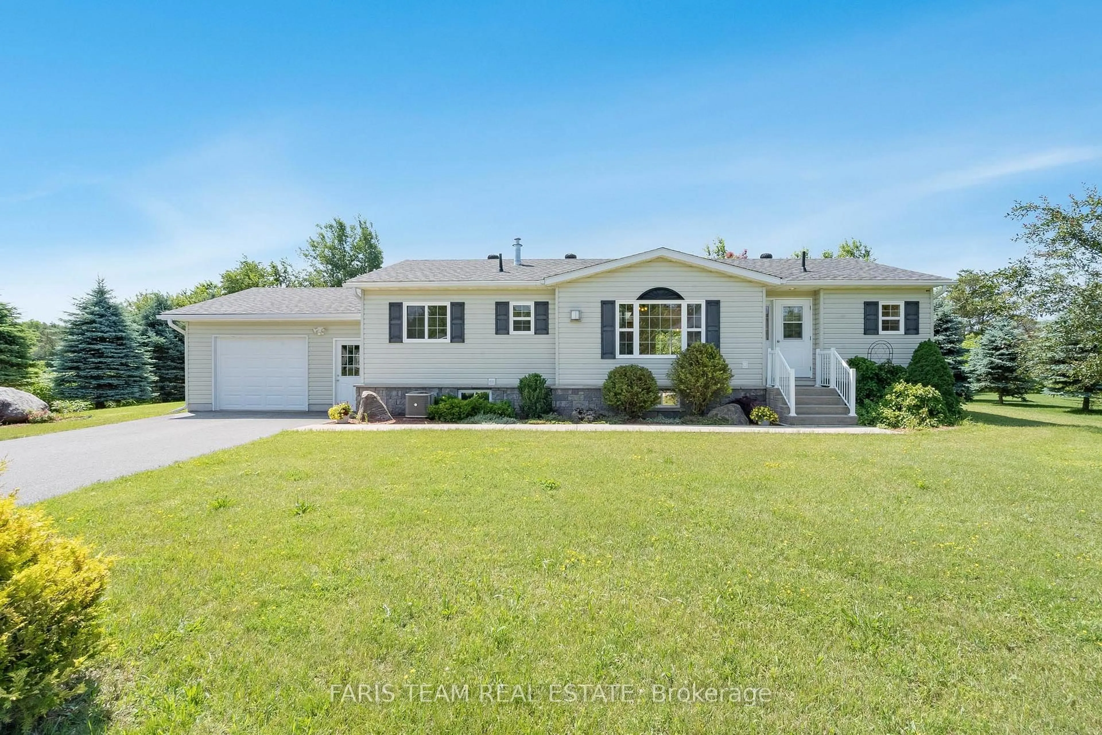 Home with vinyl exterior material, street for 33 Rue Helene, Tiny Ontario L9M 0H1