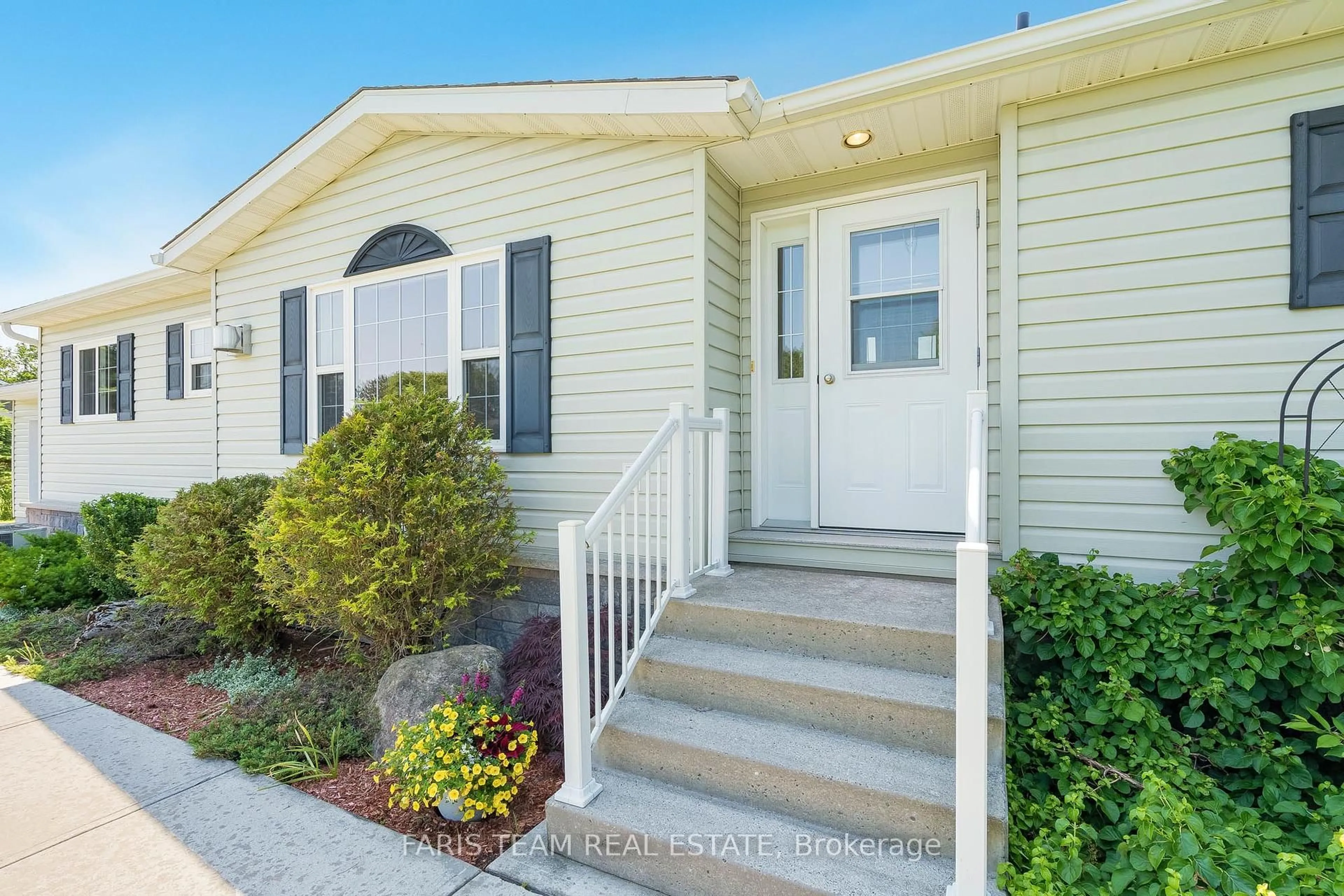 Home with vinyl exterior material, street for 33 Rue Helene, Tiny Ontario L9M 0H1