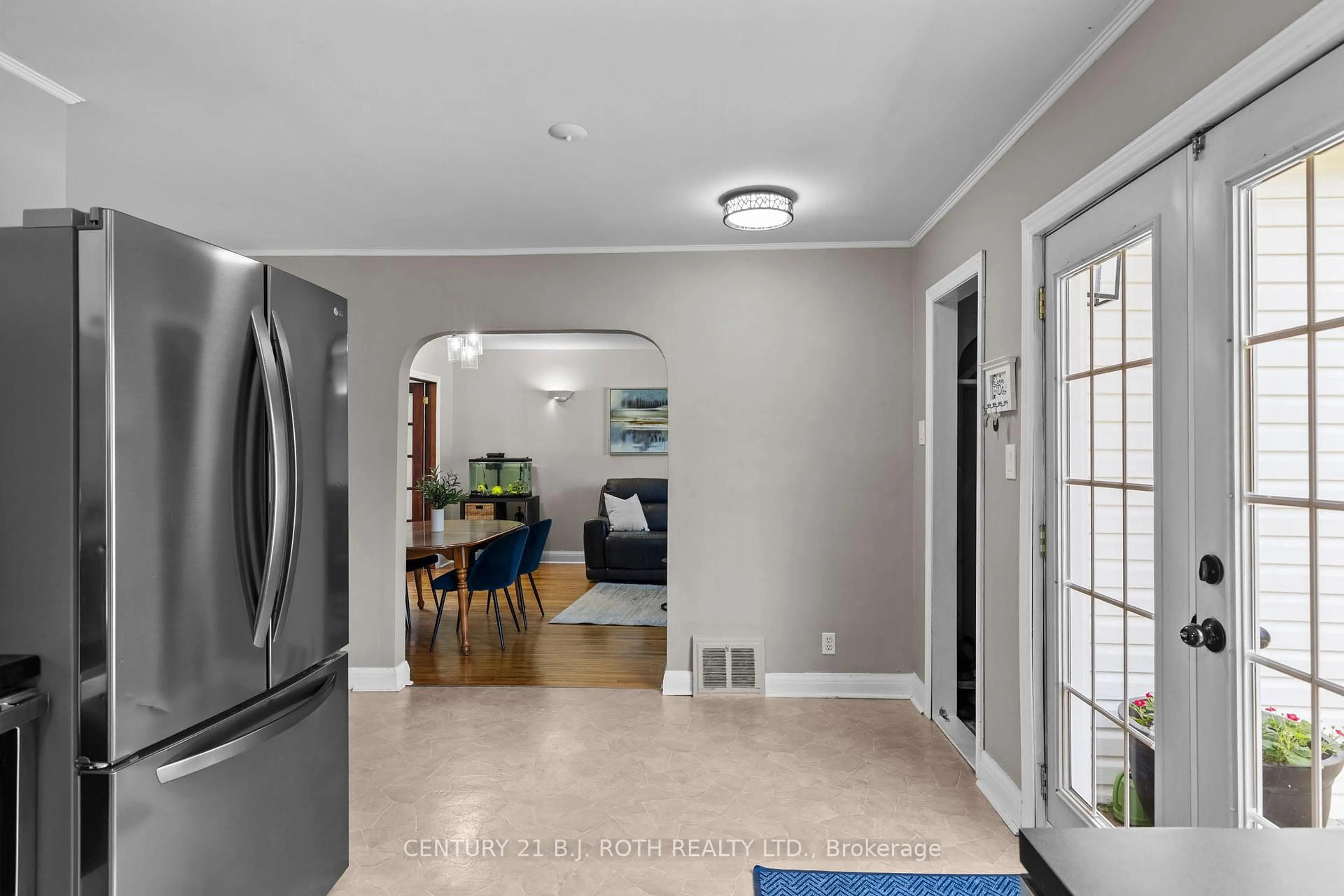 Indoor entryway for 307 LINWOOD Ave, Orillia Ontario L3V 2W8