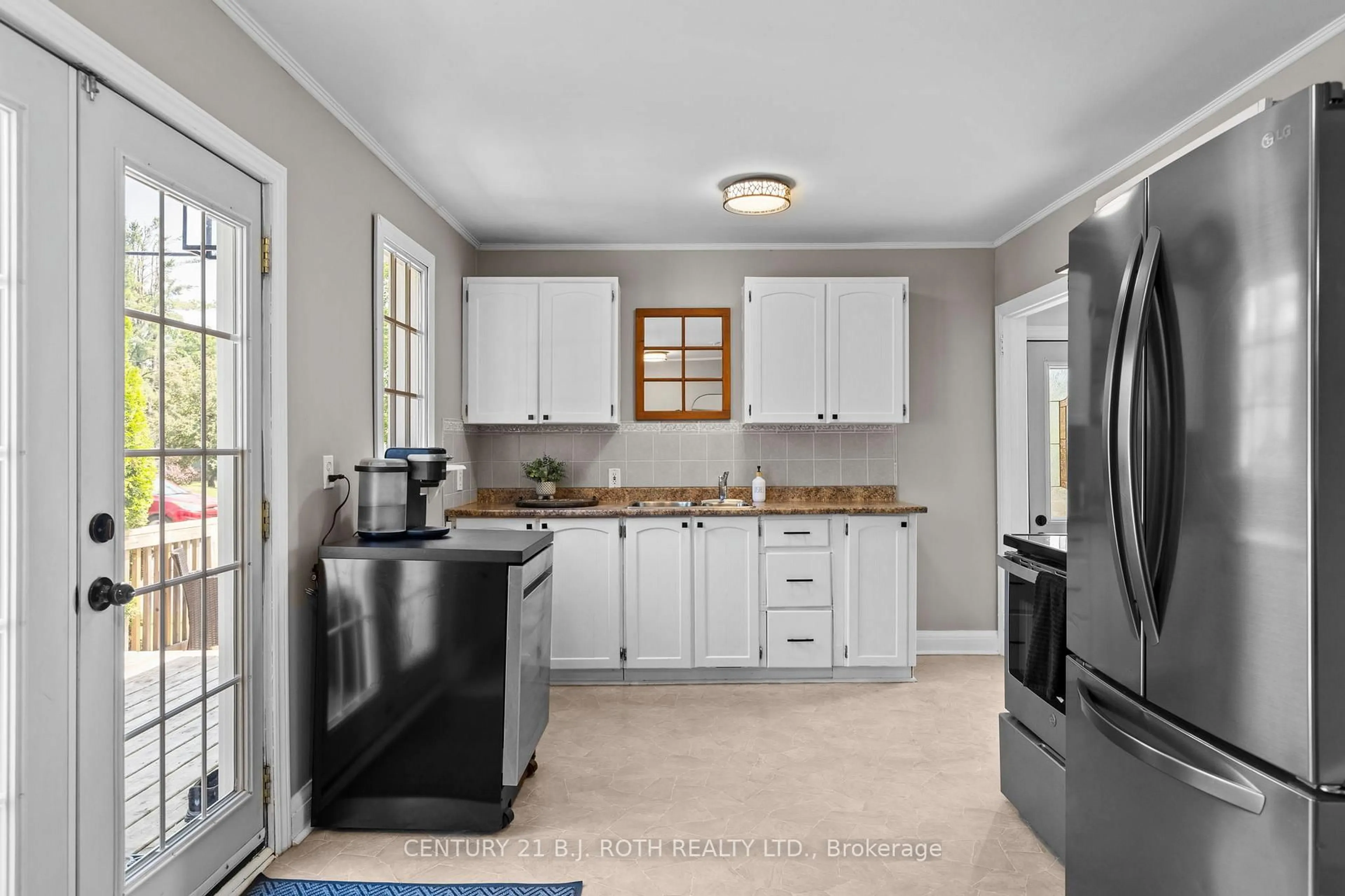 Open concept kitchen, ceramic/tile floor for 307 LINWOOD Ave, Orillia Ontario L3V 2W8