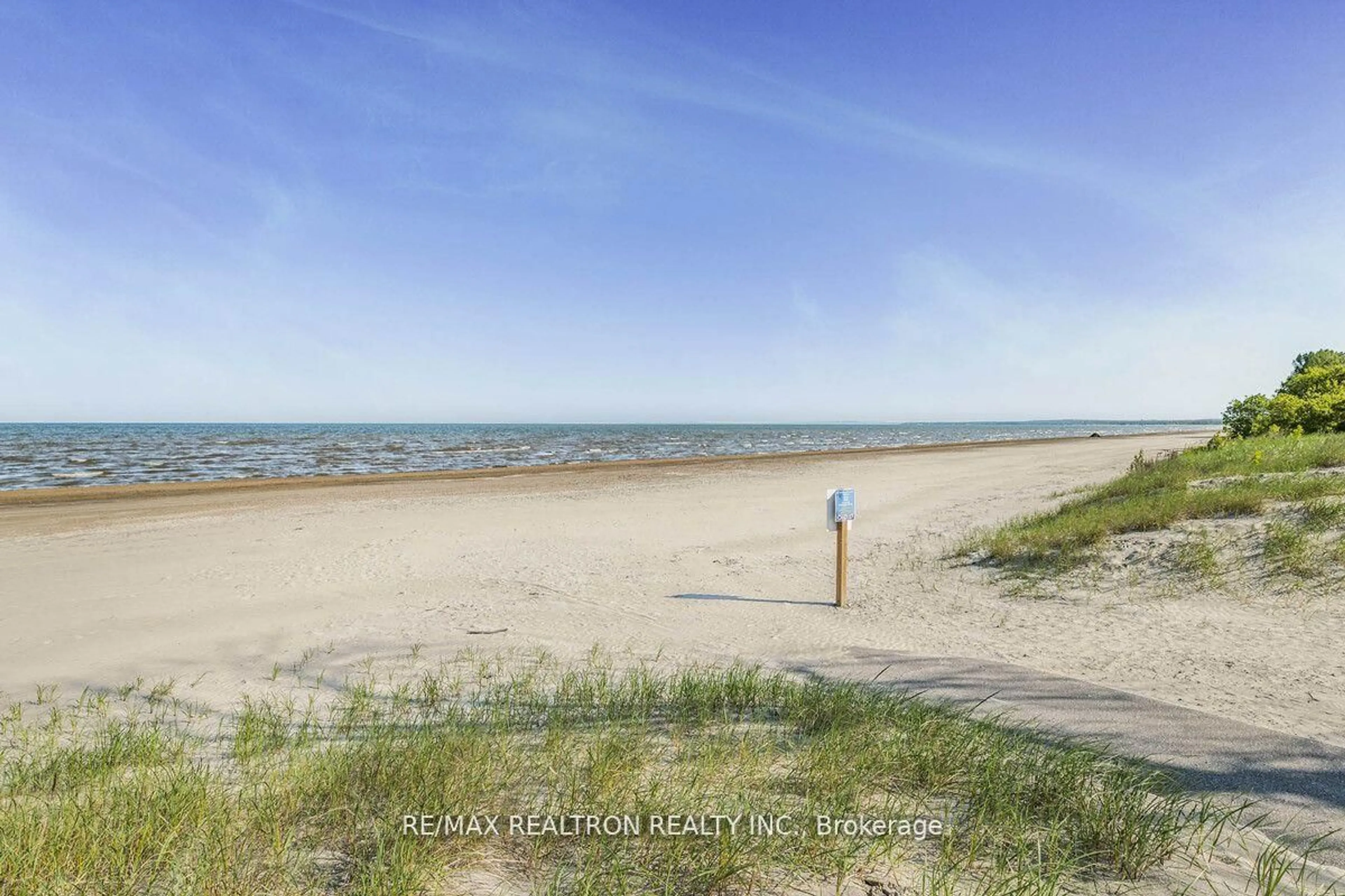Blurry image for 11 12th St, Wasaga Beach Ontario L9Z 2J9