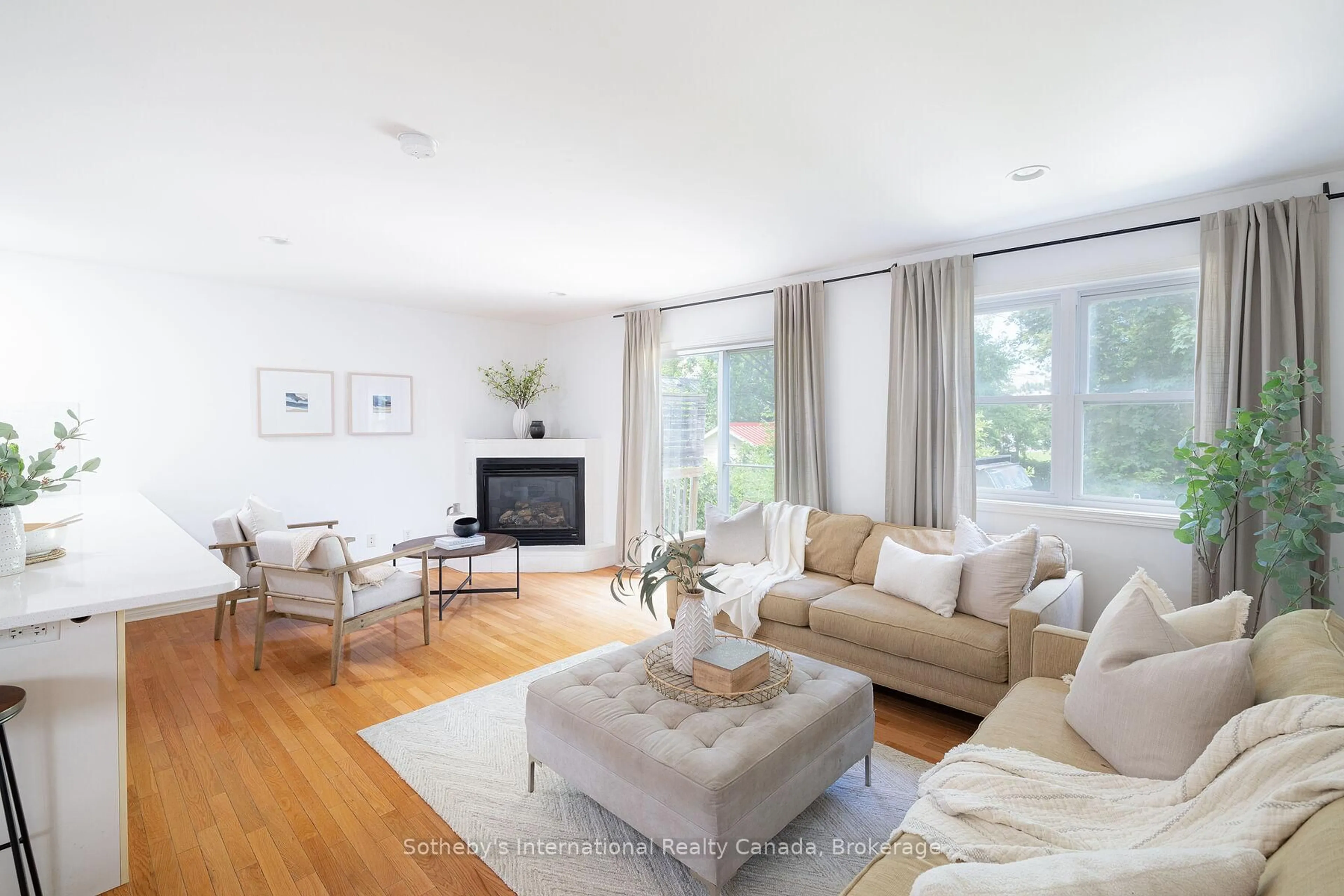 Living room with furniture, wood/laminate floor for 111 RODNEY St, Collingwood Ontario L9Y 1E2