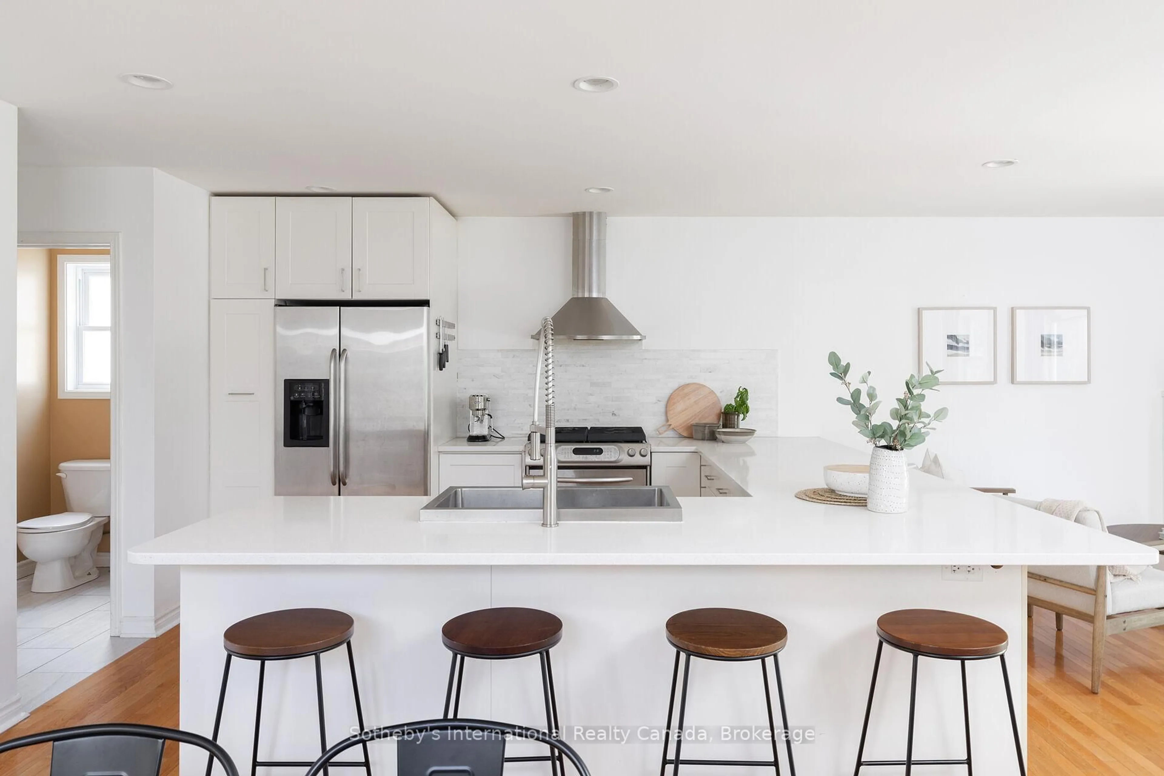 Contemporary kitchen, unknown for 111 RODNEY St, Collingwood Ontario L9Y 1E2