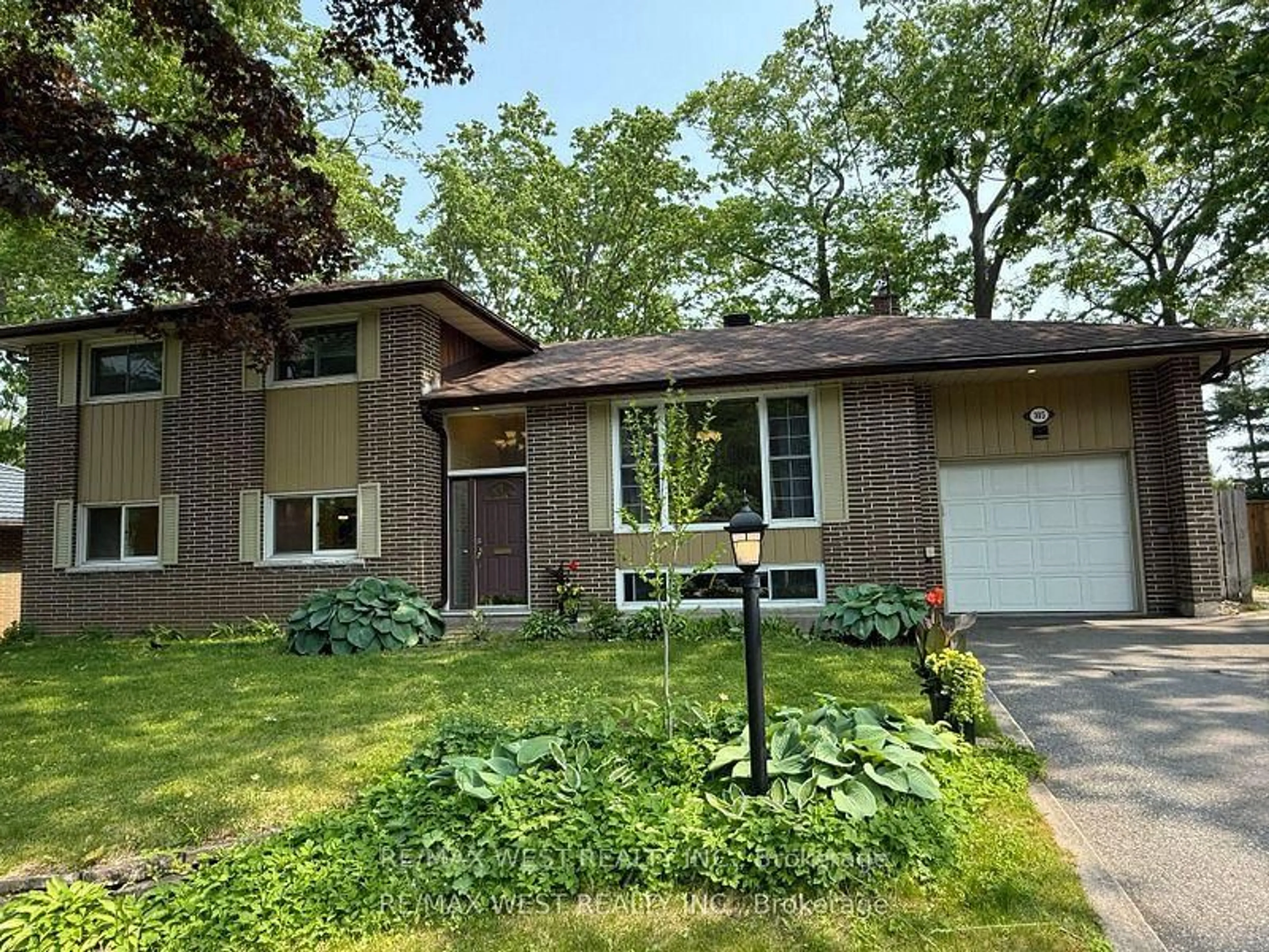 Home with brick exterior material, street for 105 Shirley Ave, Barrie Ontario L4N 1N3