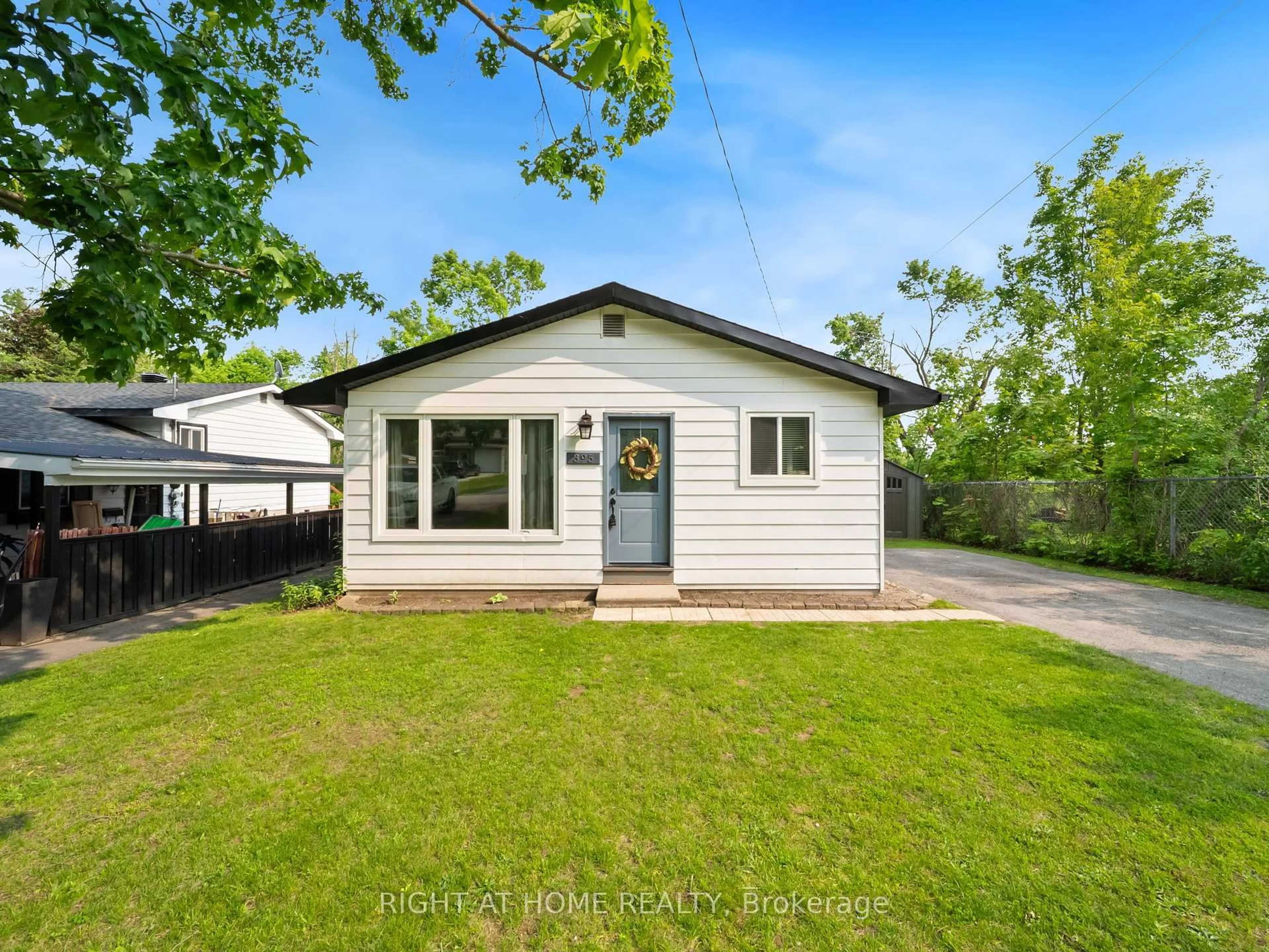 A pic from outside/outdoor area/front of a property/back of a property/a pic from drone, street for 395 Homewood Ave, Orillia Ontario L3V 3K9