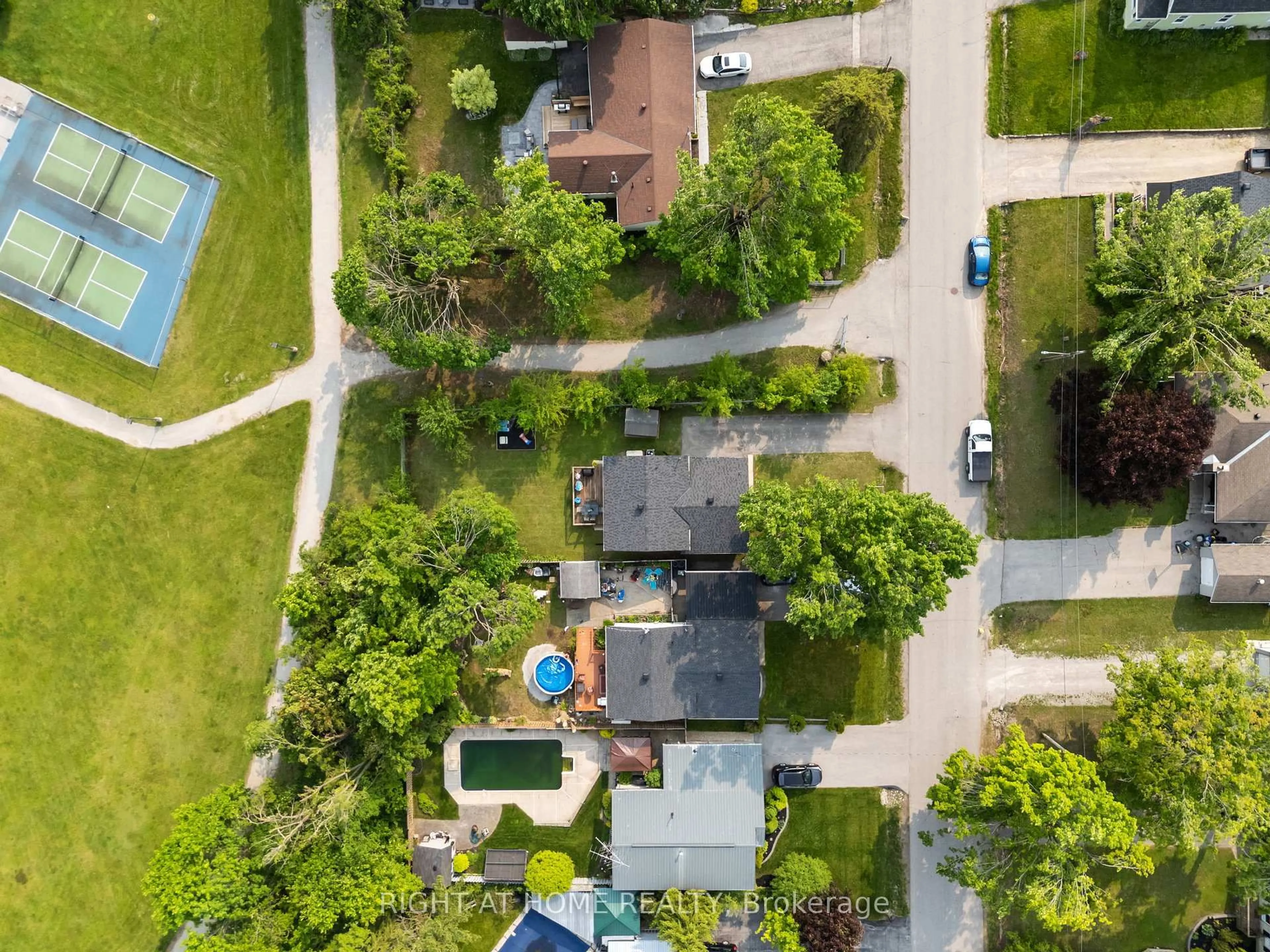 A pic from outside/outdoor area/front of a property/back of a property/a pic from drone, street for 395 Homewood Ave, Orillia Ontario L3V 3K9