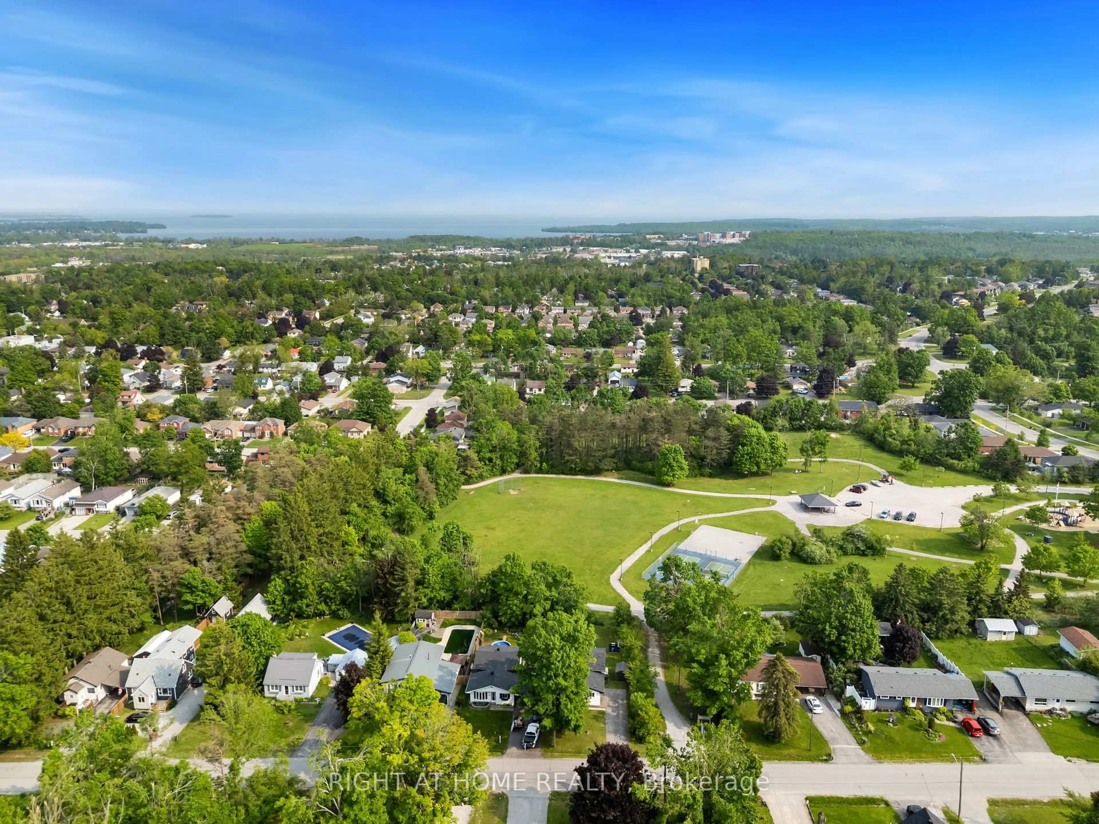 A pic from outside/outdoor area/front of a property/back of a property/a pic from drone, unknown for 395 Homewood Ave, Orillia Ontario L3V 3K9