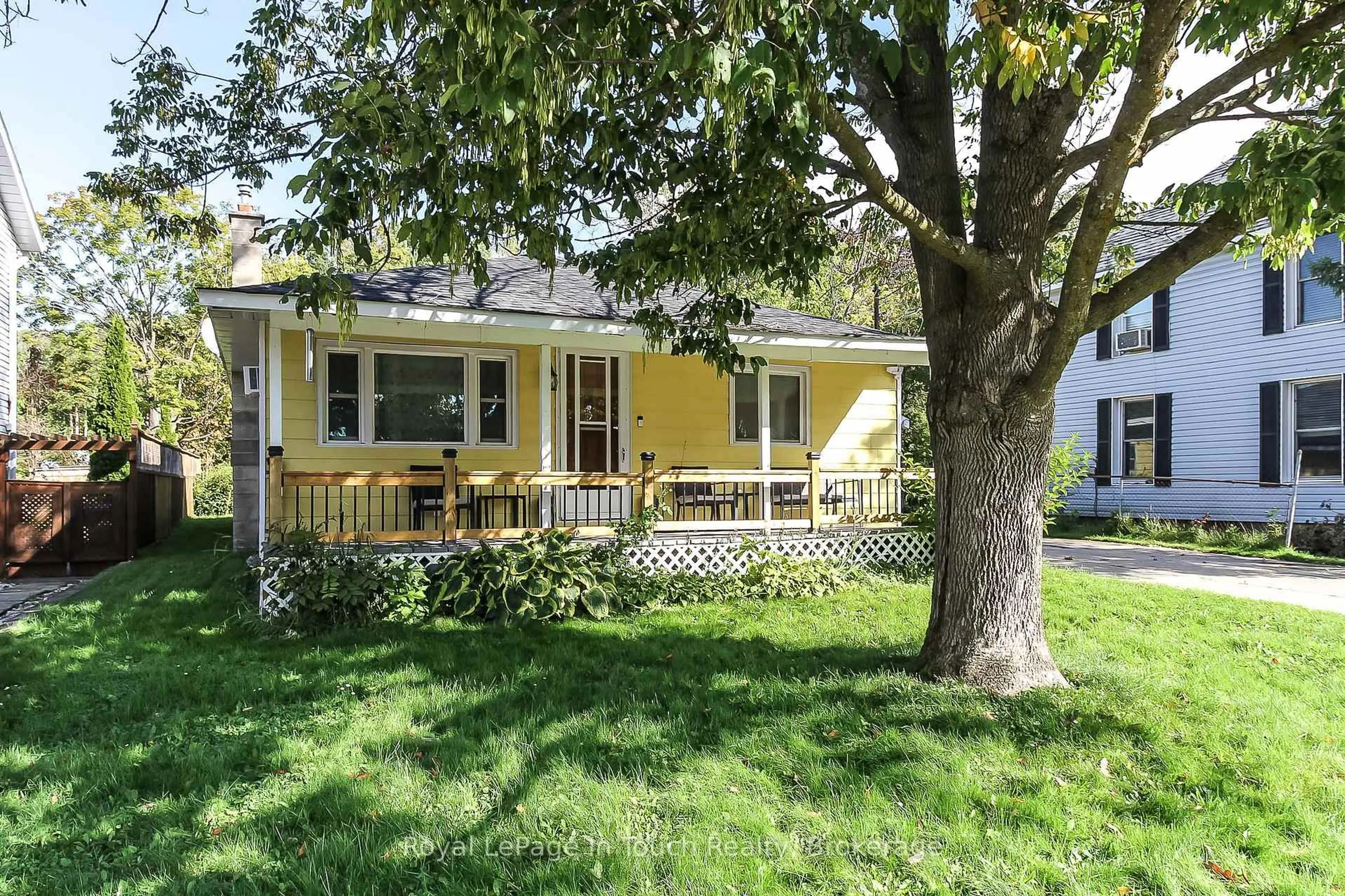 Patio, street for 27 Peel St, Penetanguishene Ontario L9M 1A5