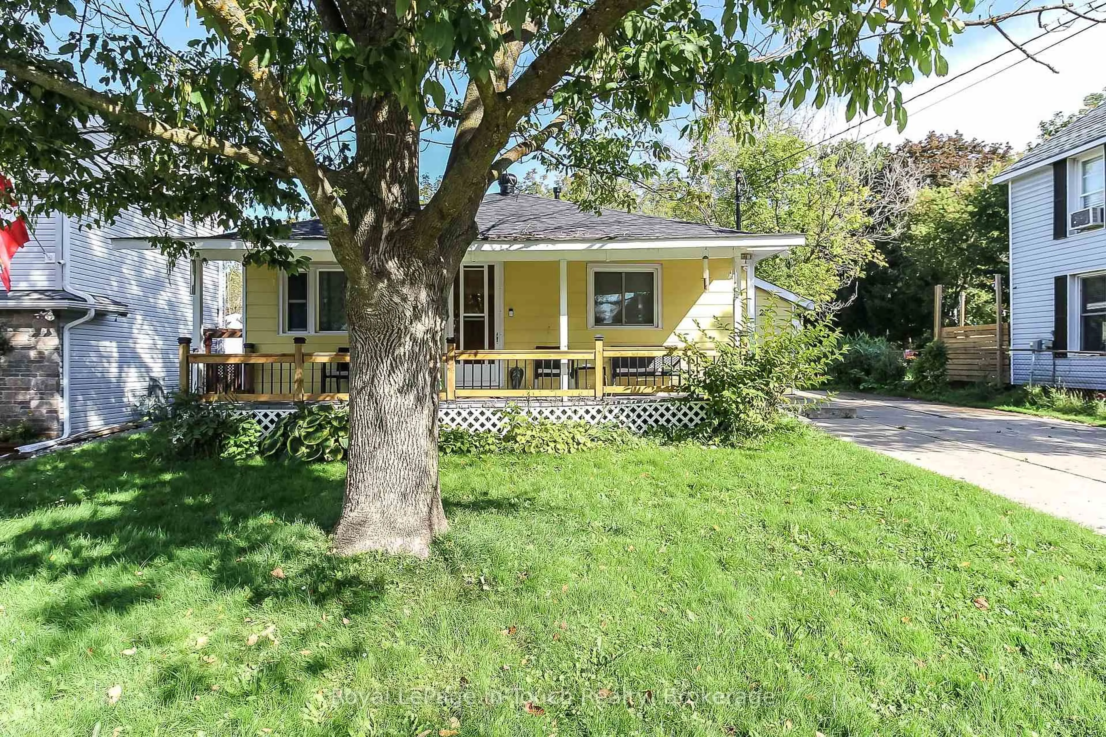 Patio, street for 27 Peel St, Penetanguishene Ontario L9M 1A5