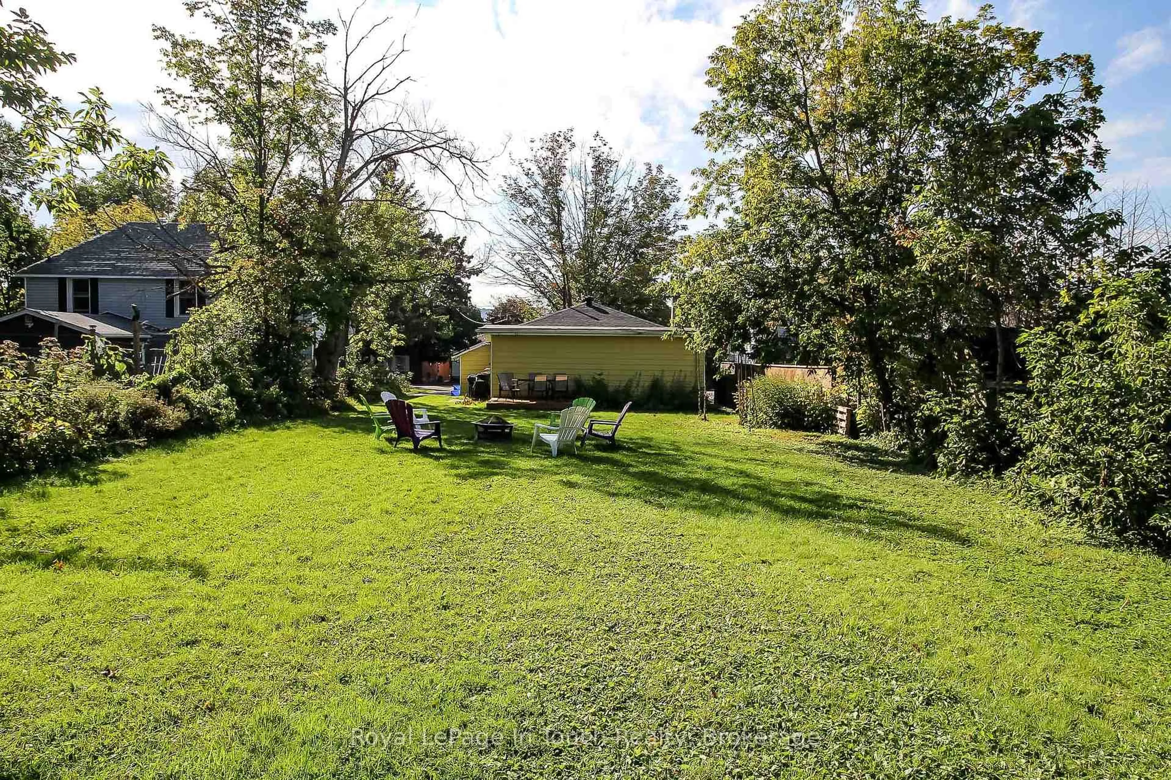 A pic from outside/outdoor area/front of a property/back of a property/a pic from drone, unknown for 27 Peel St, Penetanguishene Ontario L9M 1A5