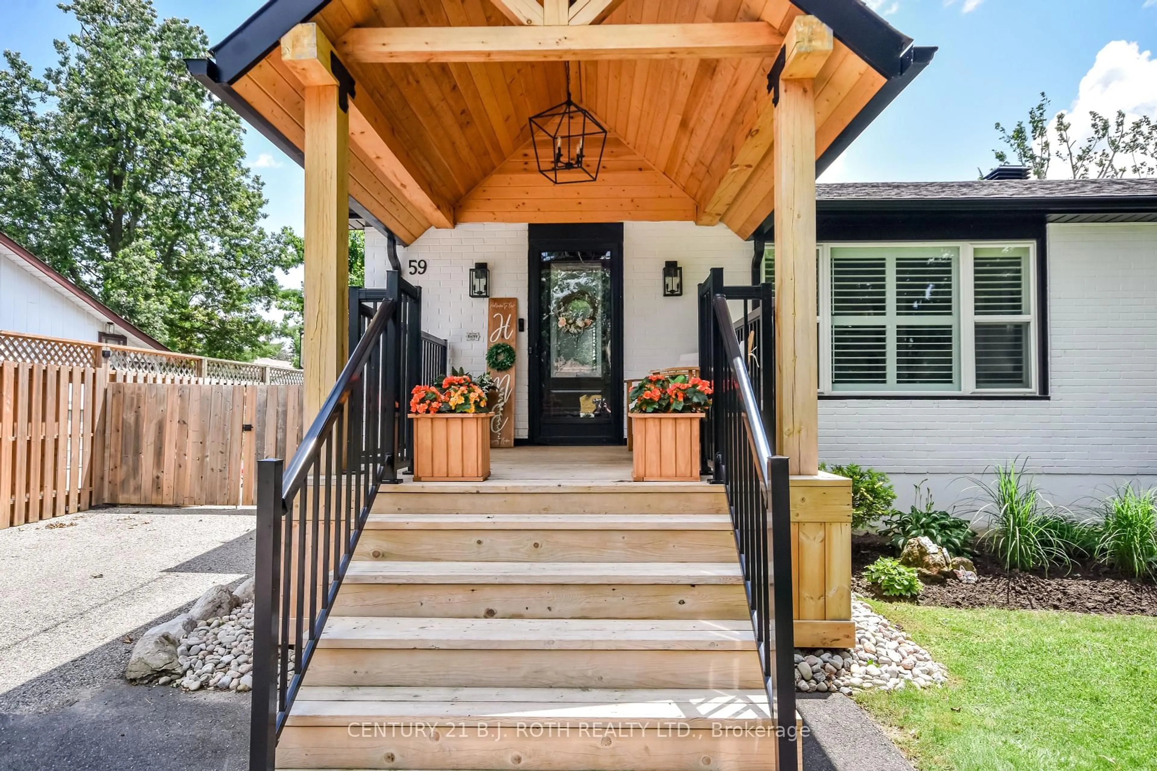 Indoor entryway for 59 South St, Orillia Ontario L3V 3T2