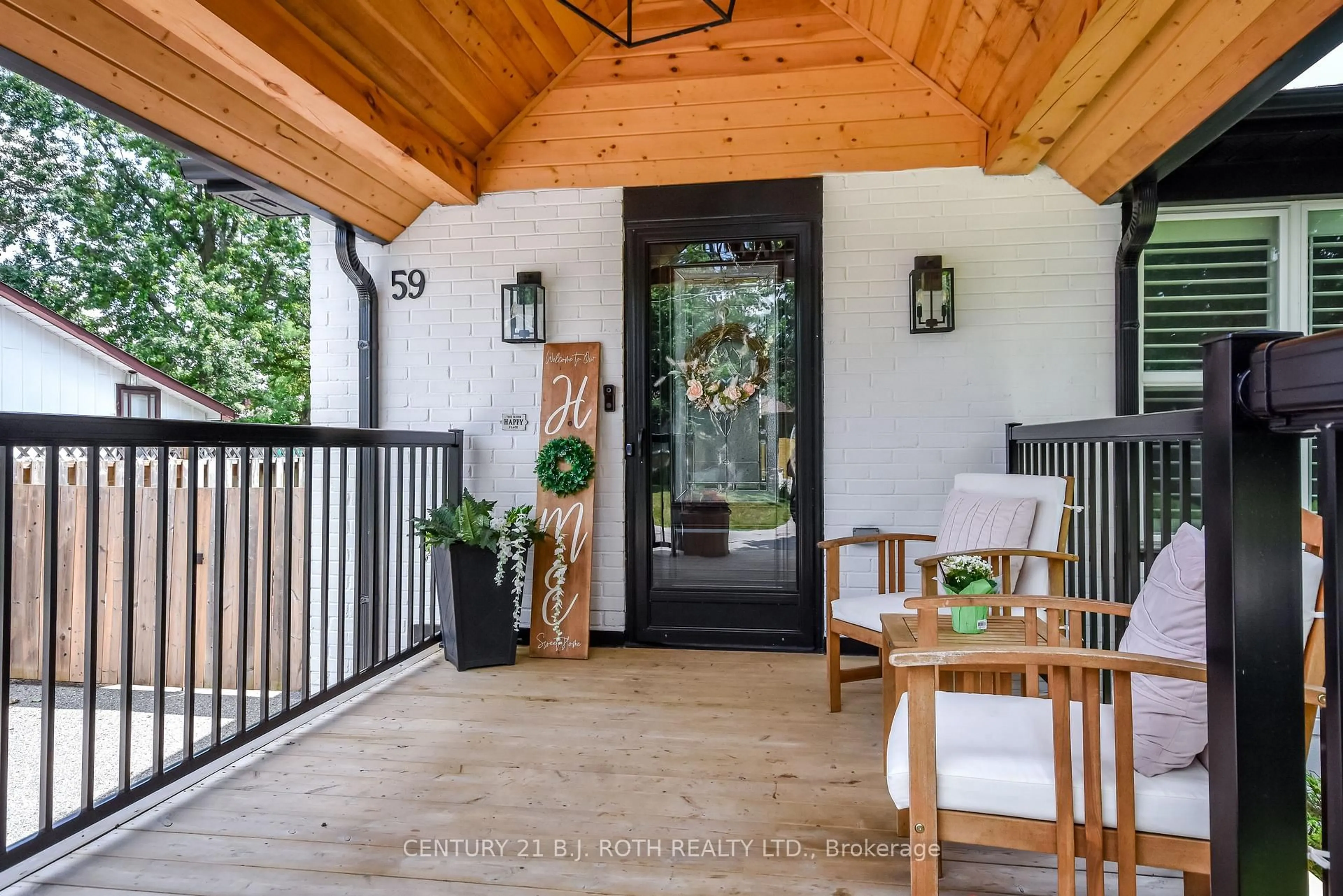 Indoor entryway for 59 South St, Orillia Ontario L3V 3T2