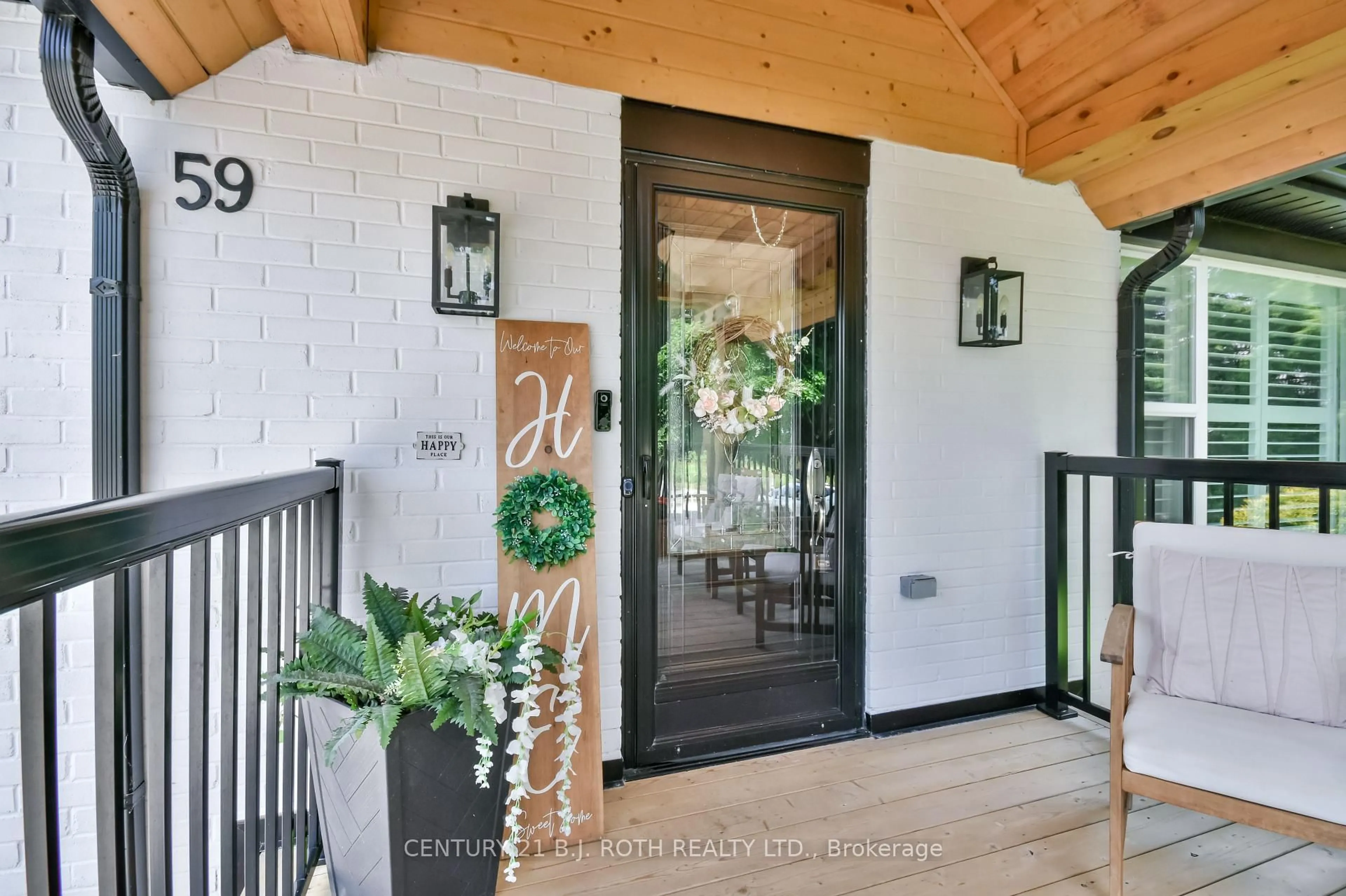 Indoor entryway for 59 South St, Orillia Ontario L3V 3T2