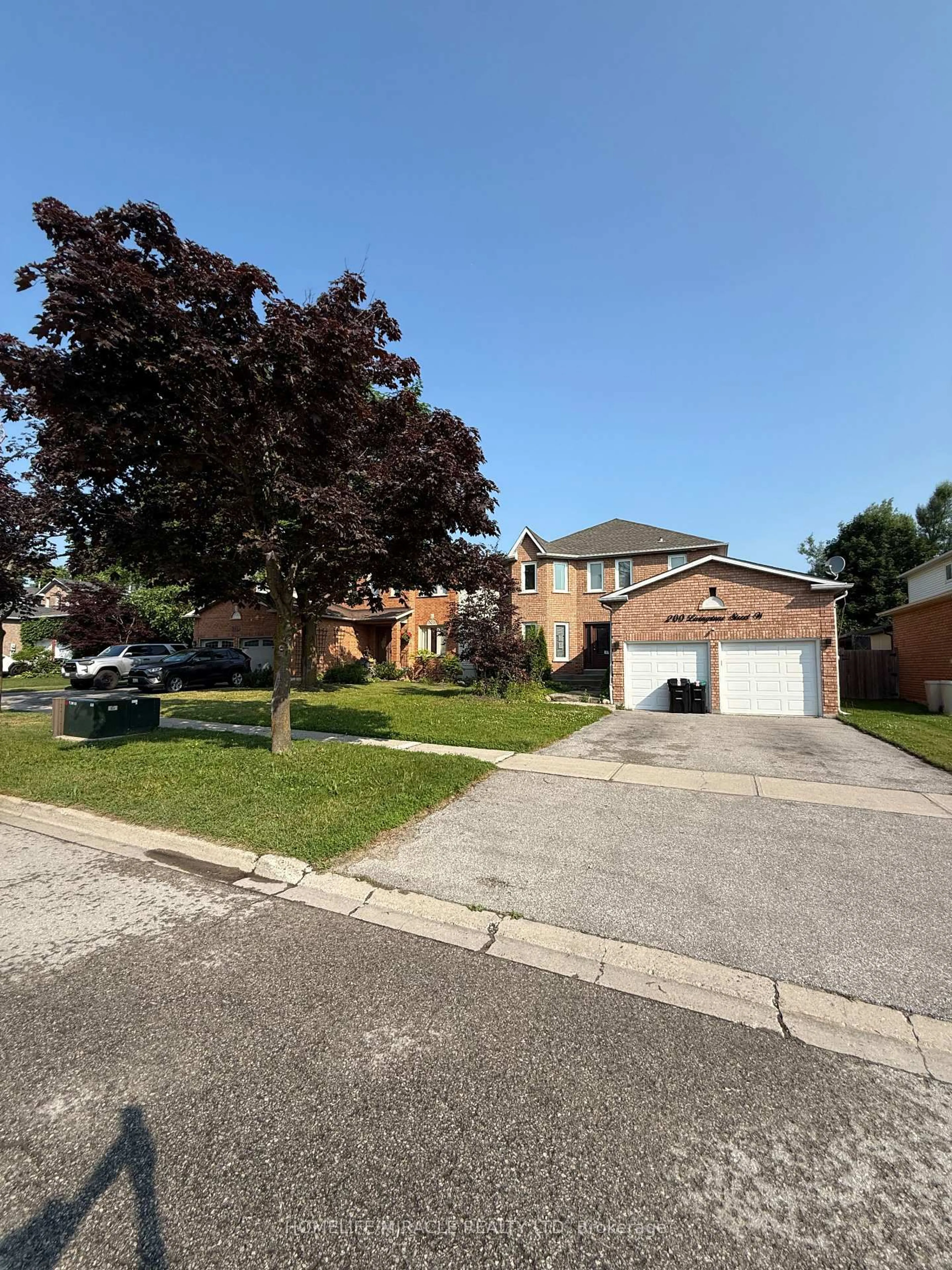 A pic from outside/outdoor area/front of a property/back of a property/a pic from drone, street for 200 Livingstone St, Barrie Ontario L4N 6Z9