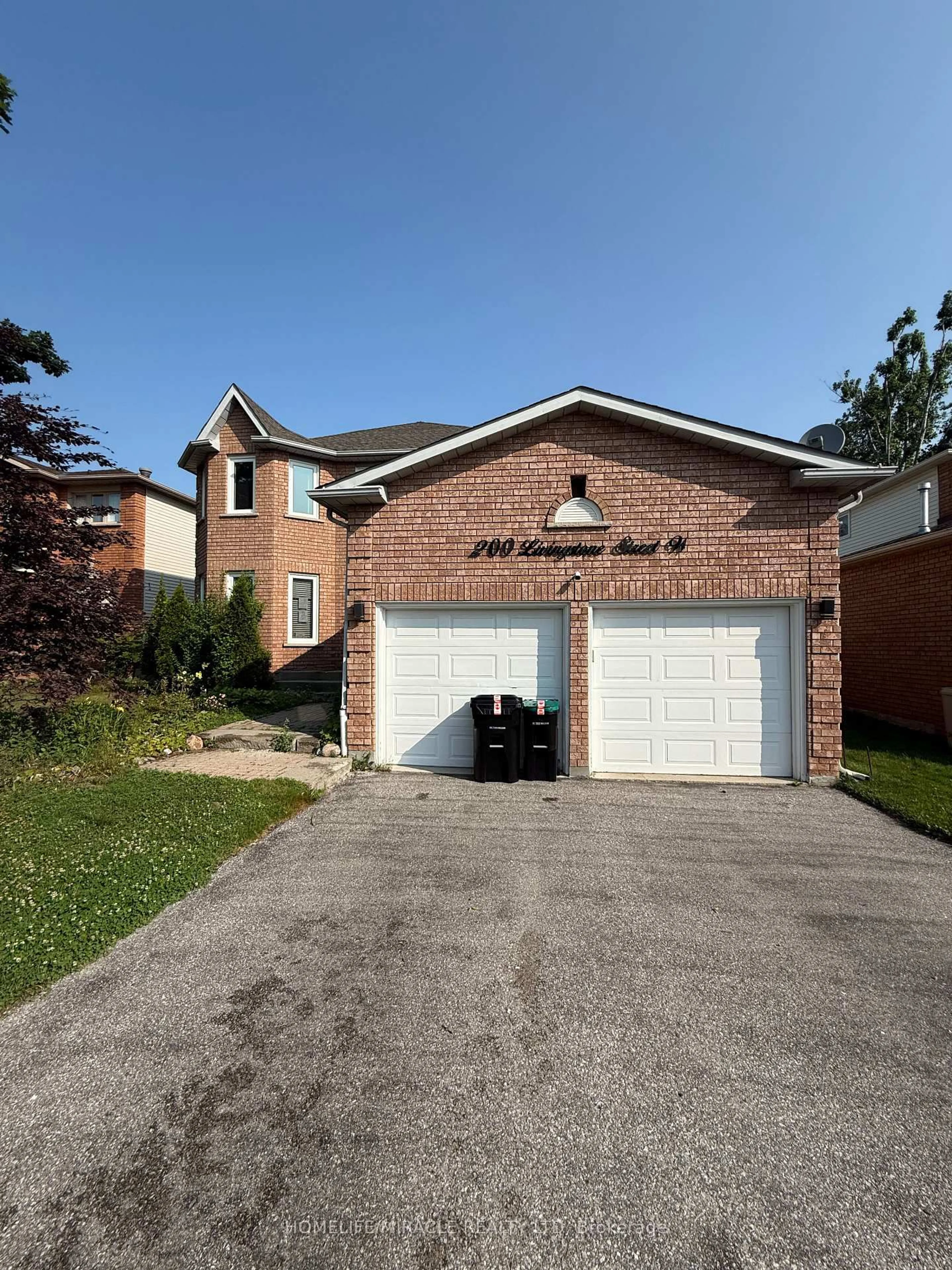 Home with brick exterior material, street for 200 Livingstone St, Barrie Ontario L4N 6Z9