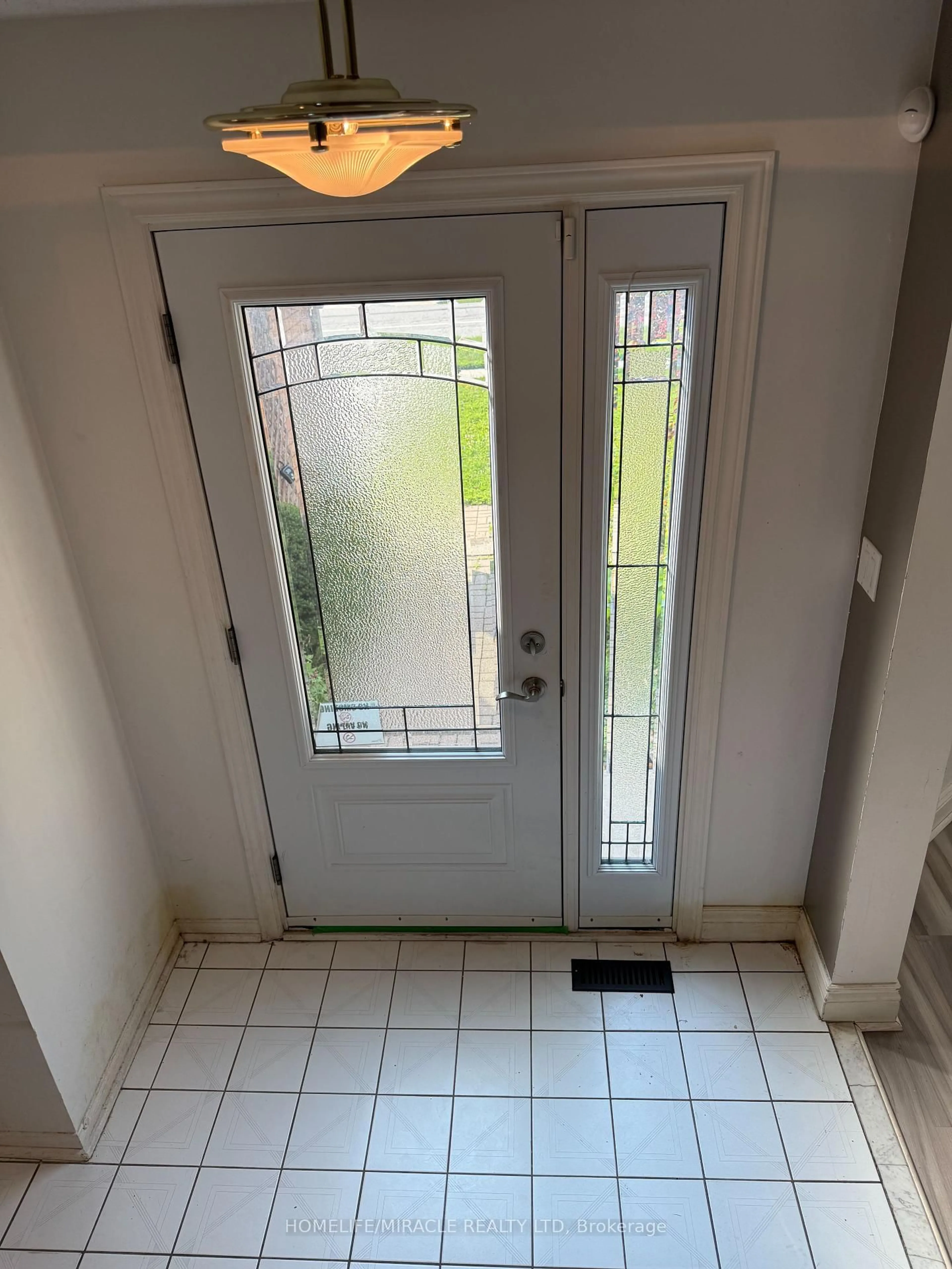 Indoor entryway for 200 Livingstone St, Barrie Ontario L4N 6Z9