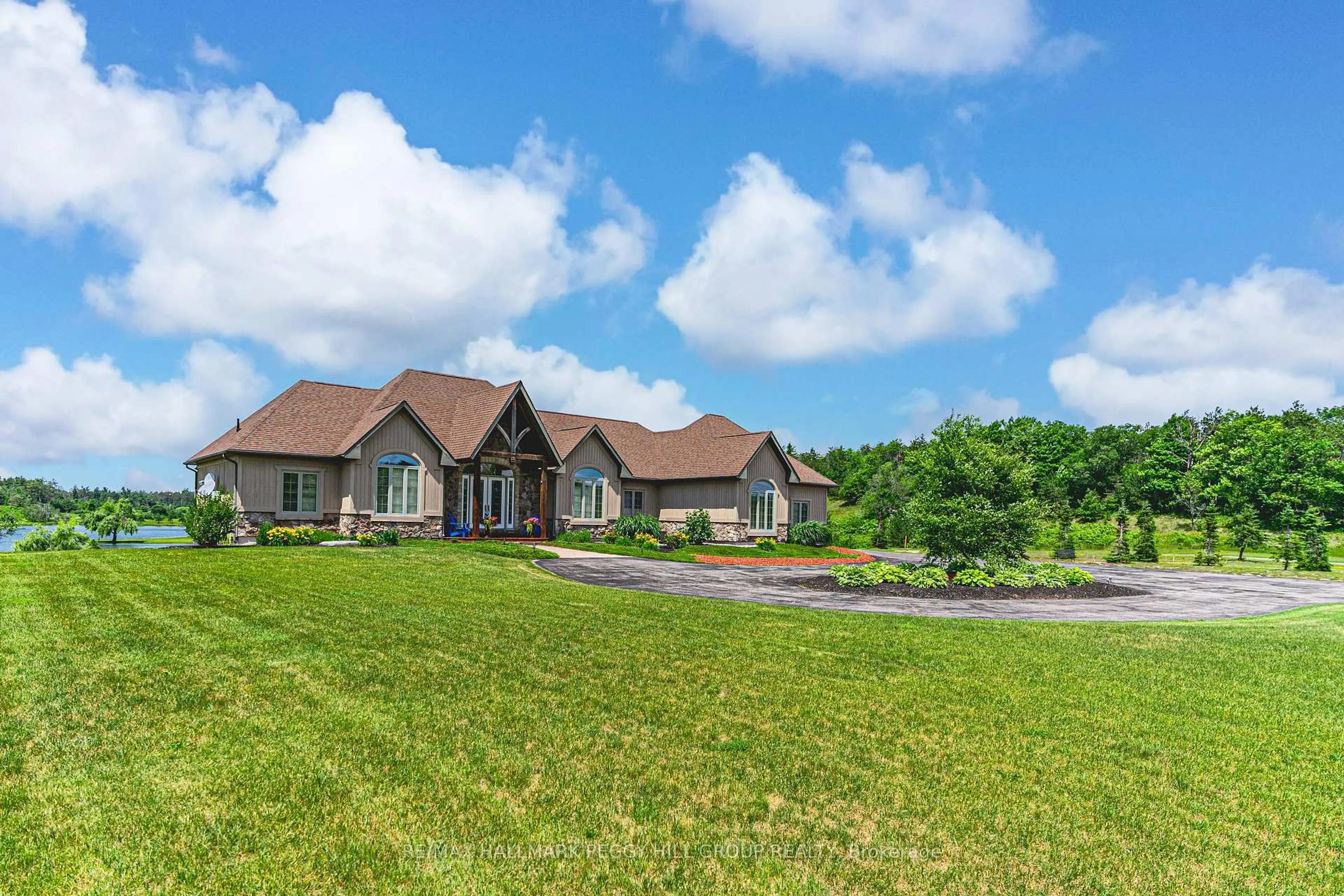A pic from outside/outdoor area/front of a property/back of a property/a pic from drone, mountain view for 1372 Division Rd, Severn Ontario L3V 0X8