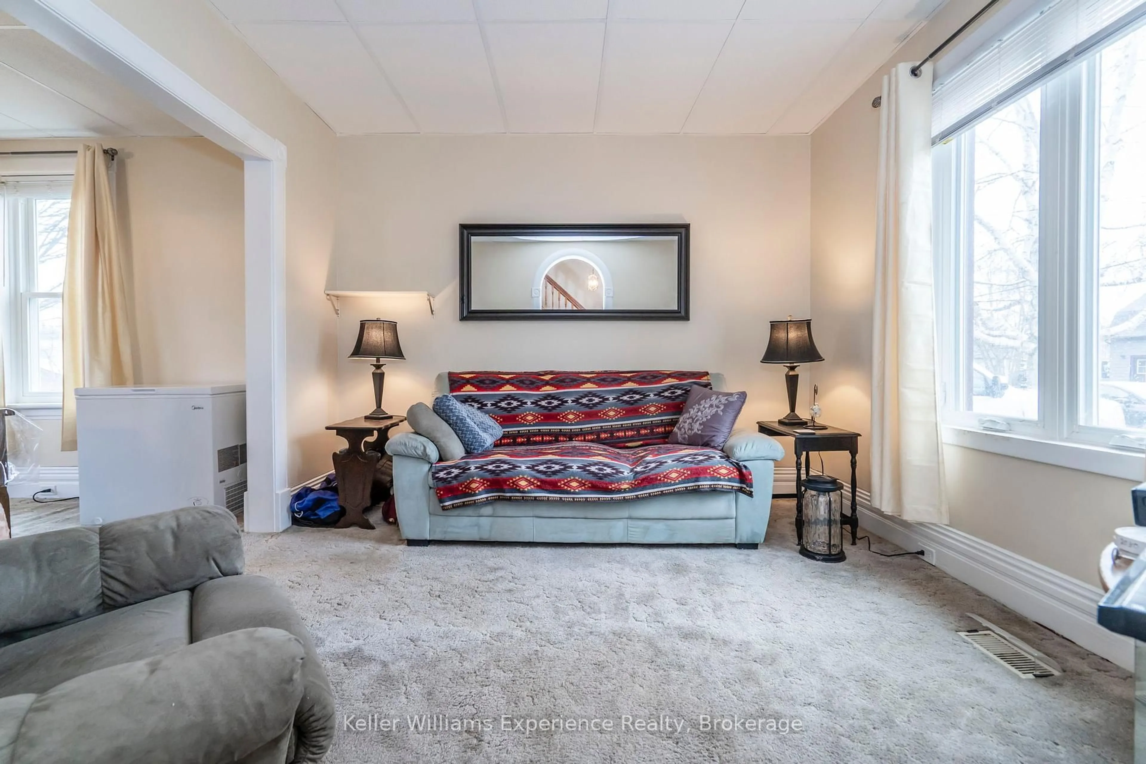 Living room with furniture, carpet floor for 223 Lindsay St, Midland Ontario L4R 2V2