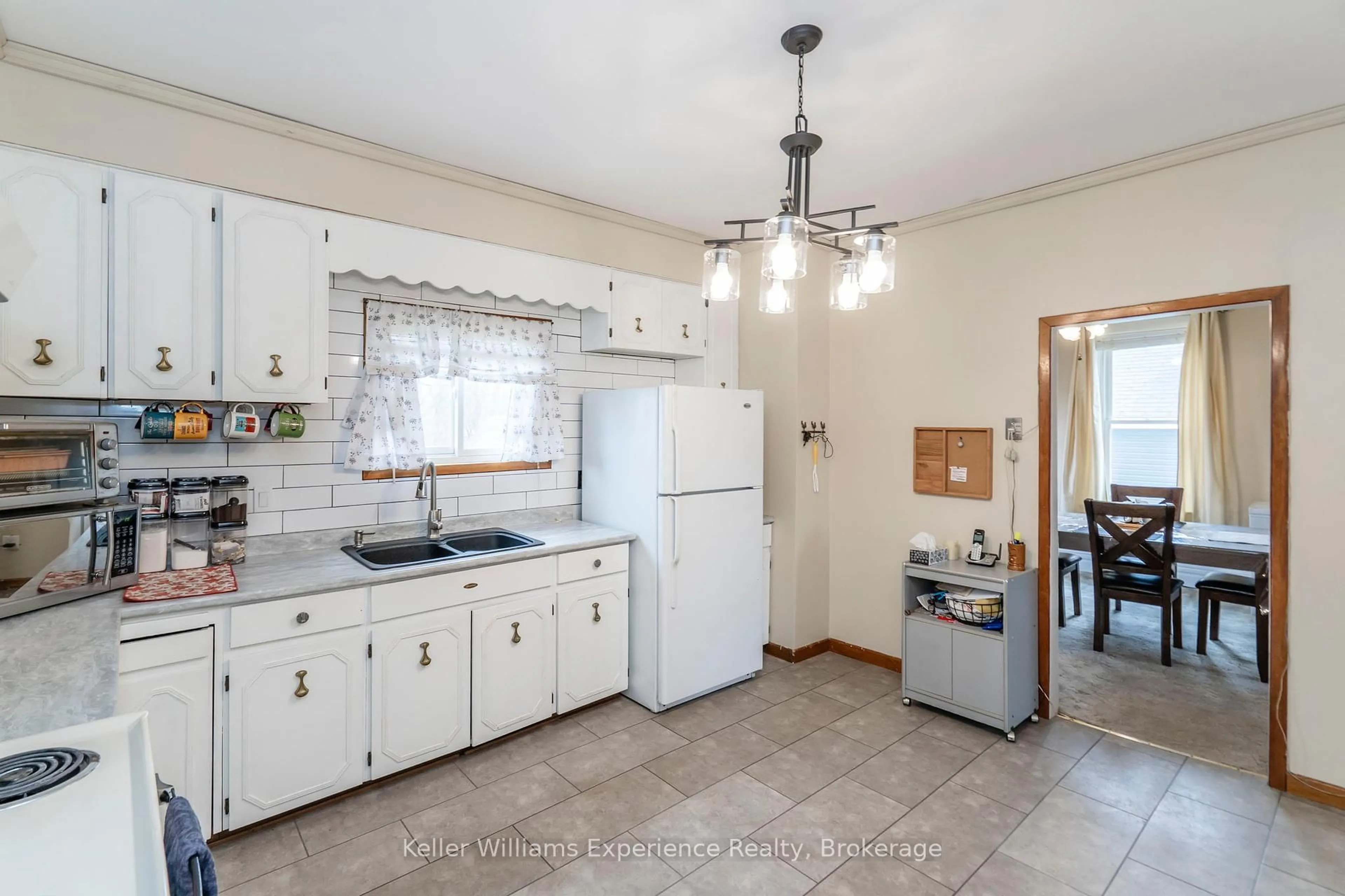 Standard kitchen, ceramic/tile floor for 223 Lindsay St, Midland Ontario L4R 2V2