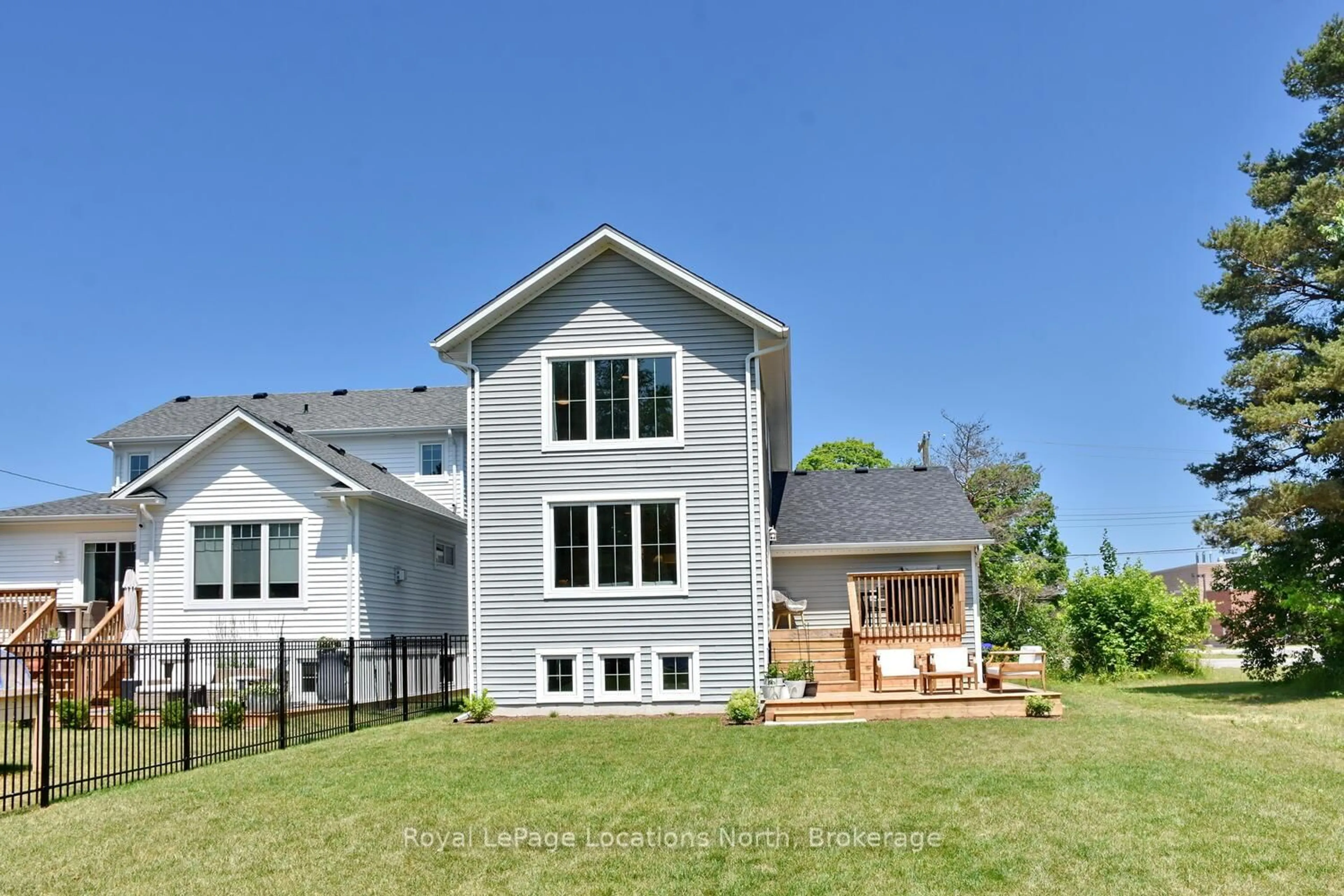 Home with vinyl exterior material, mountain view for 11 LOCKE Ave, Clearview Ontario L0M 1S0