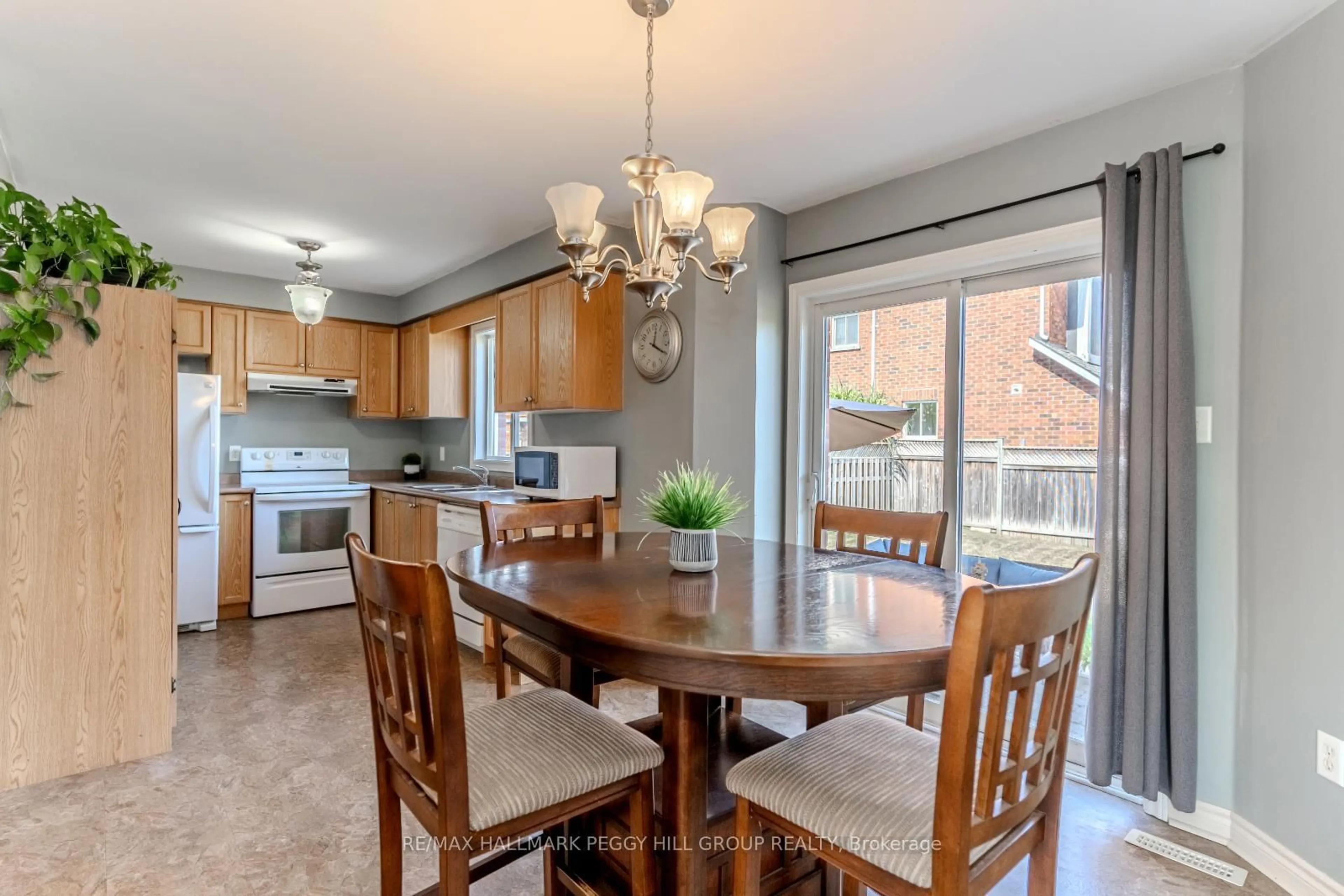 Open concept kitchen, ceramic/tile floor for 2 Northview Cres, Barrie Ontario L4N 9T3