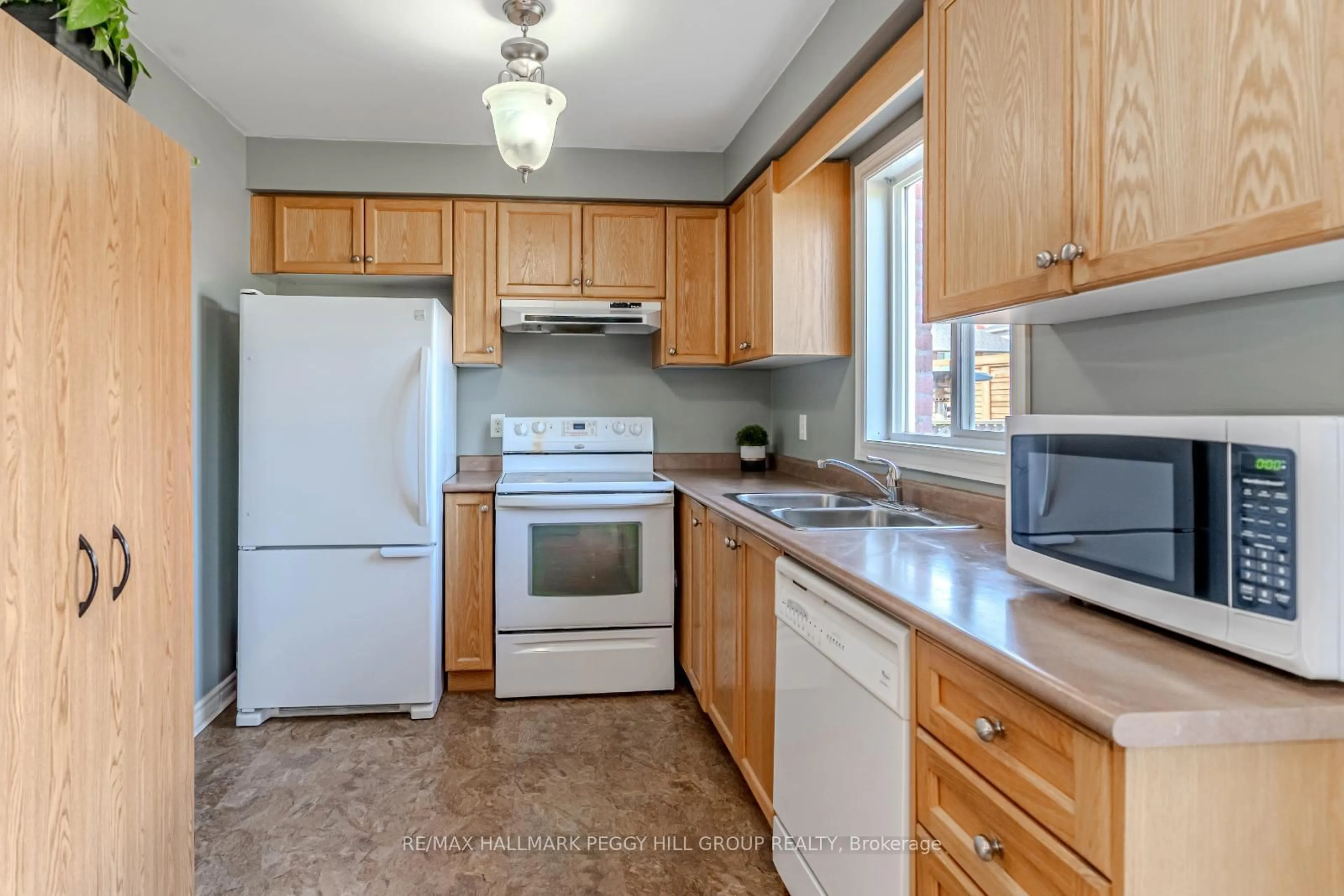 Standard kitchen, unknown for 2 Northview Cres, Barrie Ontario L4N 9T3