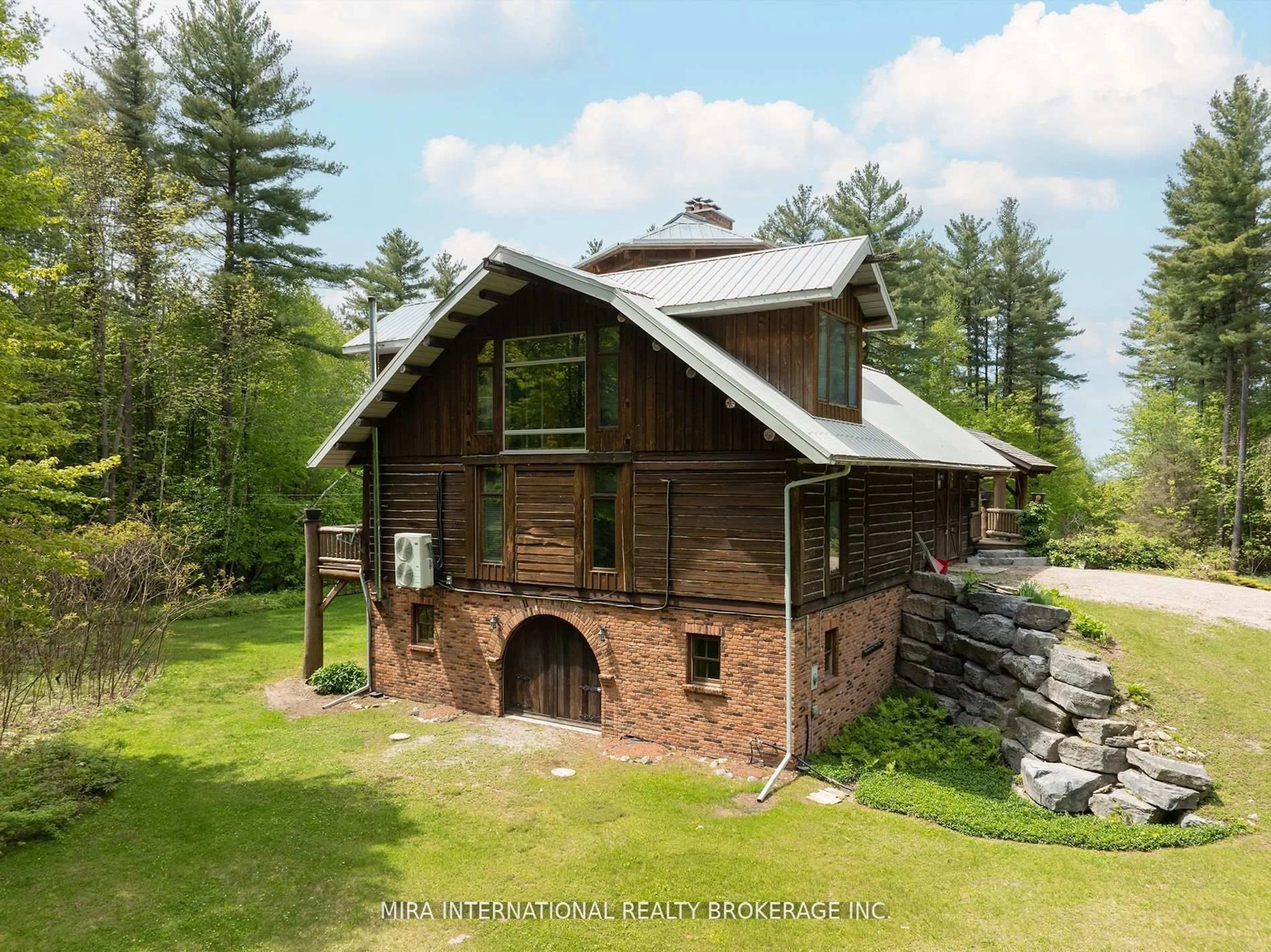 A pic from outside/outdoor area/front of a property/back of a property/a pic from drone, building for 1400 Chemin Du Loup Rd, Tiny Ontario L9M 2H7