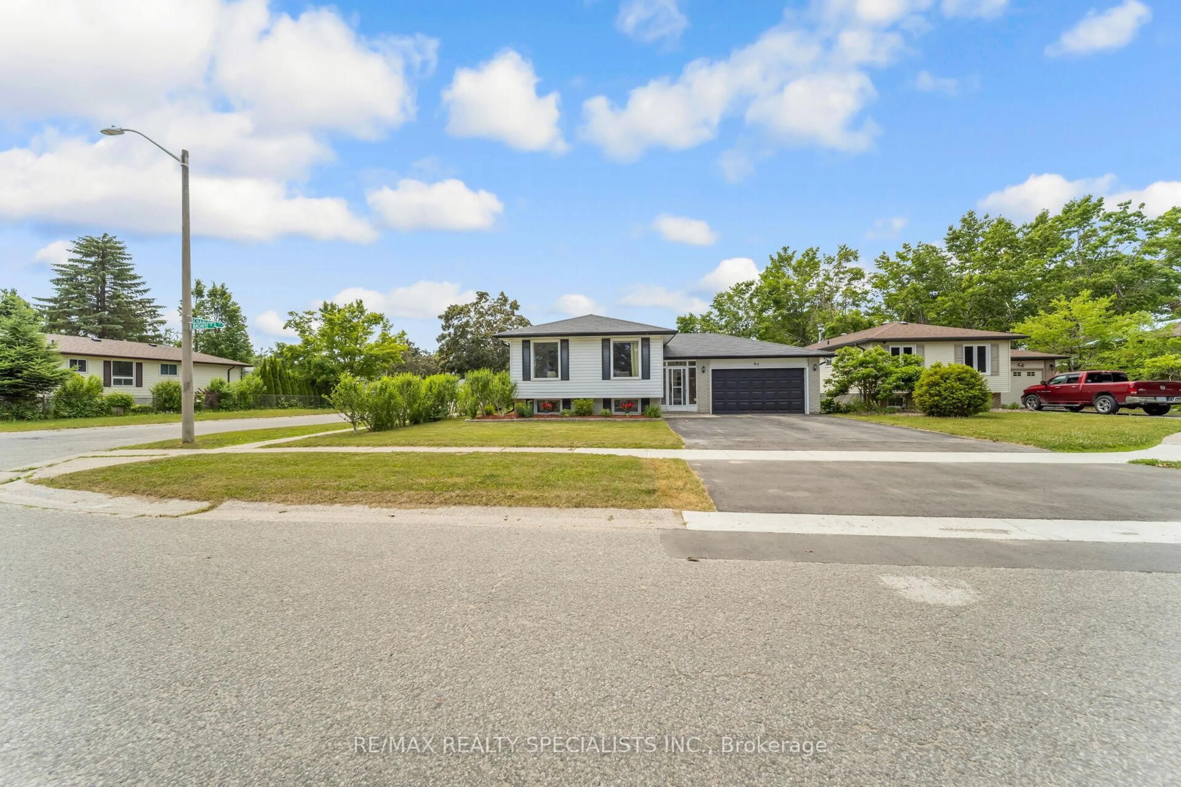 A pic from outside/outdoor area/front of a property/back of a property/a pic from drone, street for 65 Bronte Cres, Barrie Ontario L4N 5B8