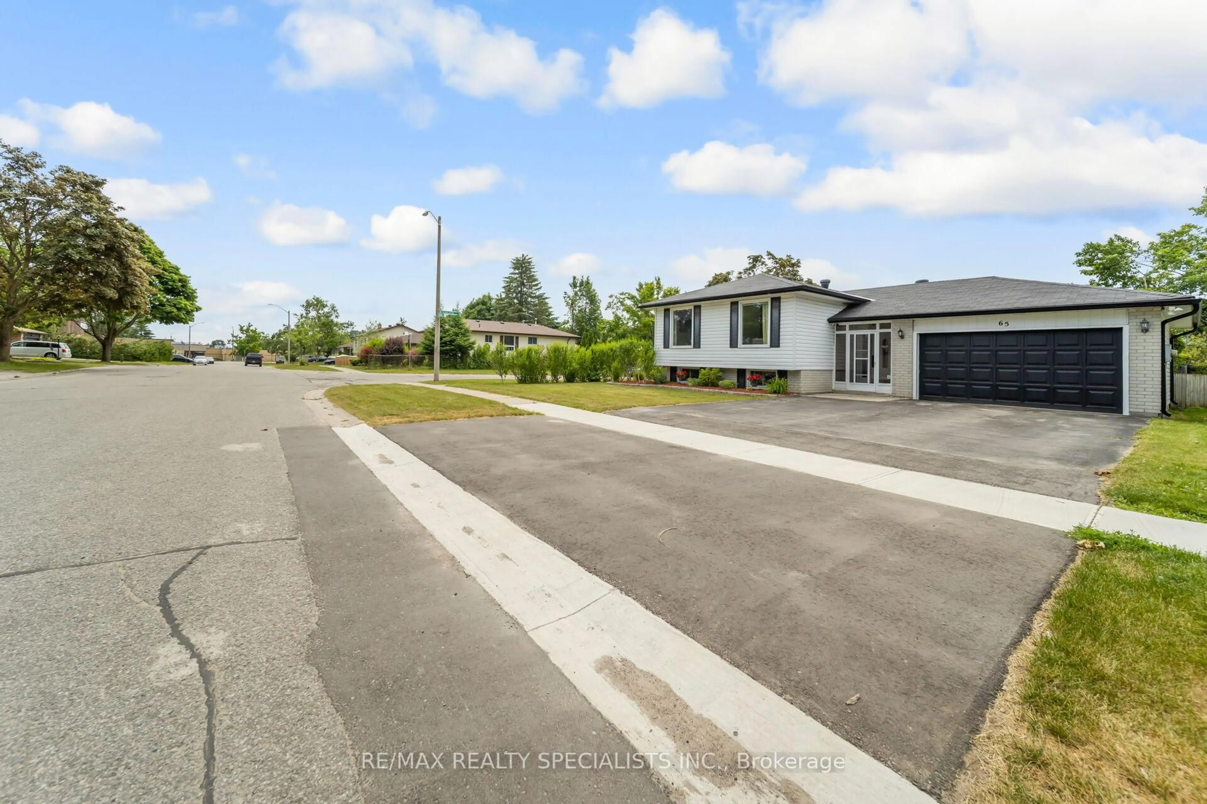 A pic from outside/outdoor area/front of a property/back of a property/a pic from drone, street for 65 Bronte Cres, Barrie Ontario L4N 5B8