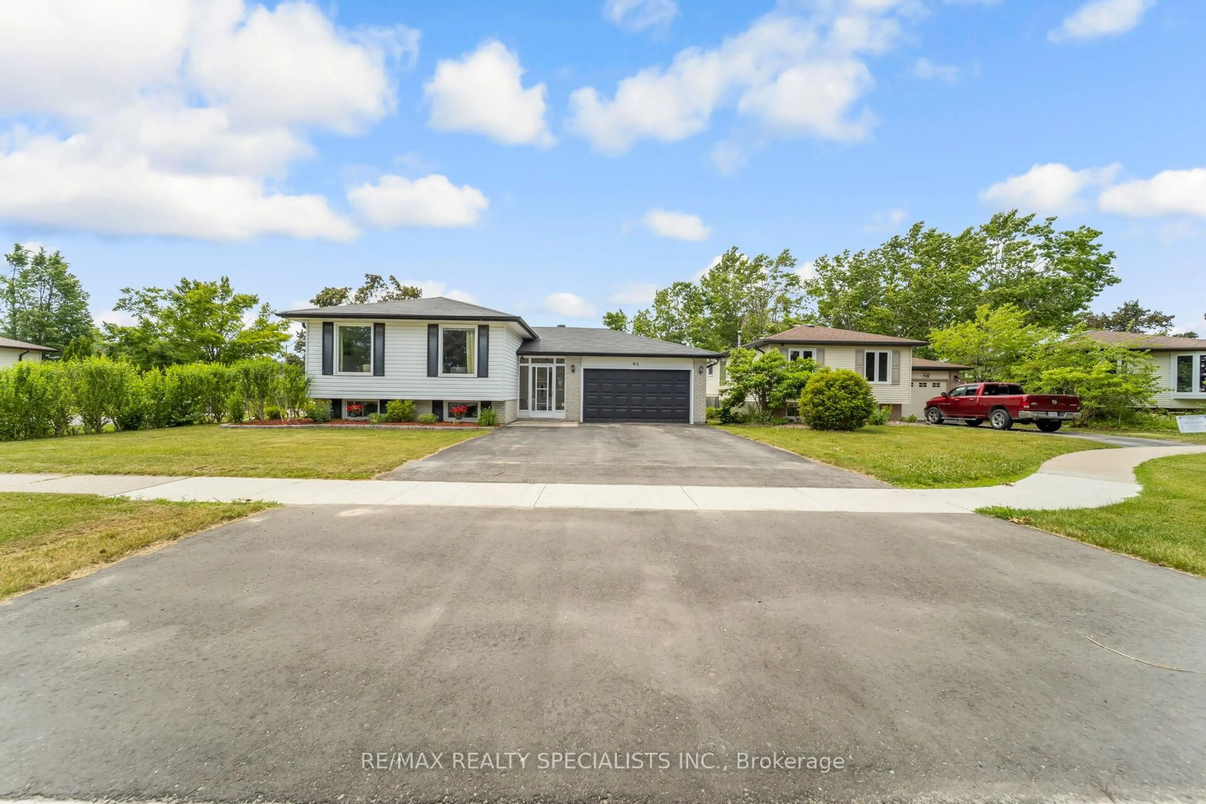 A pic from outside/outdoor area/front of a property/back of a property/a pic from drone, street for 65 Bronte Cres, Barrie Ontario L4N 5B8