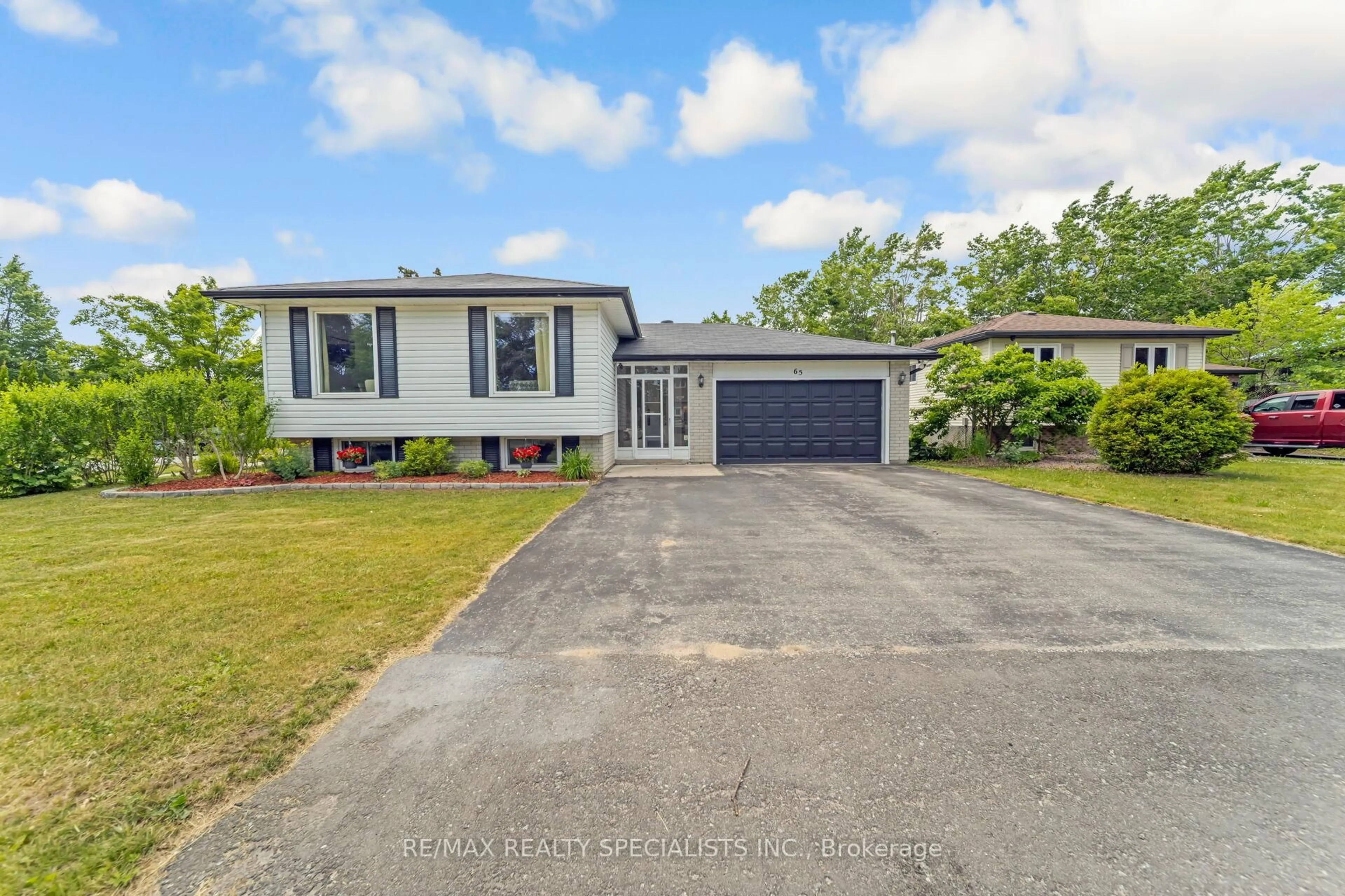 A pic from outside/outdoor area/front of a property/back of a property/a pic from drone, street for 65 Bronte Cres, Barrie Ontario L4N 5B8