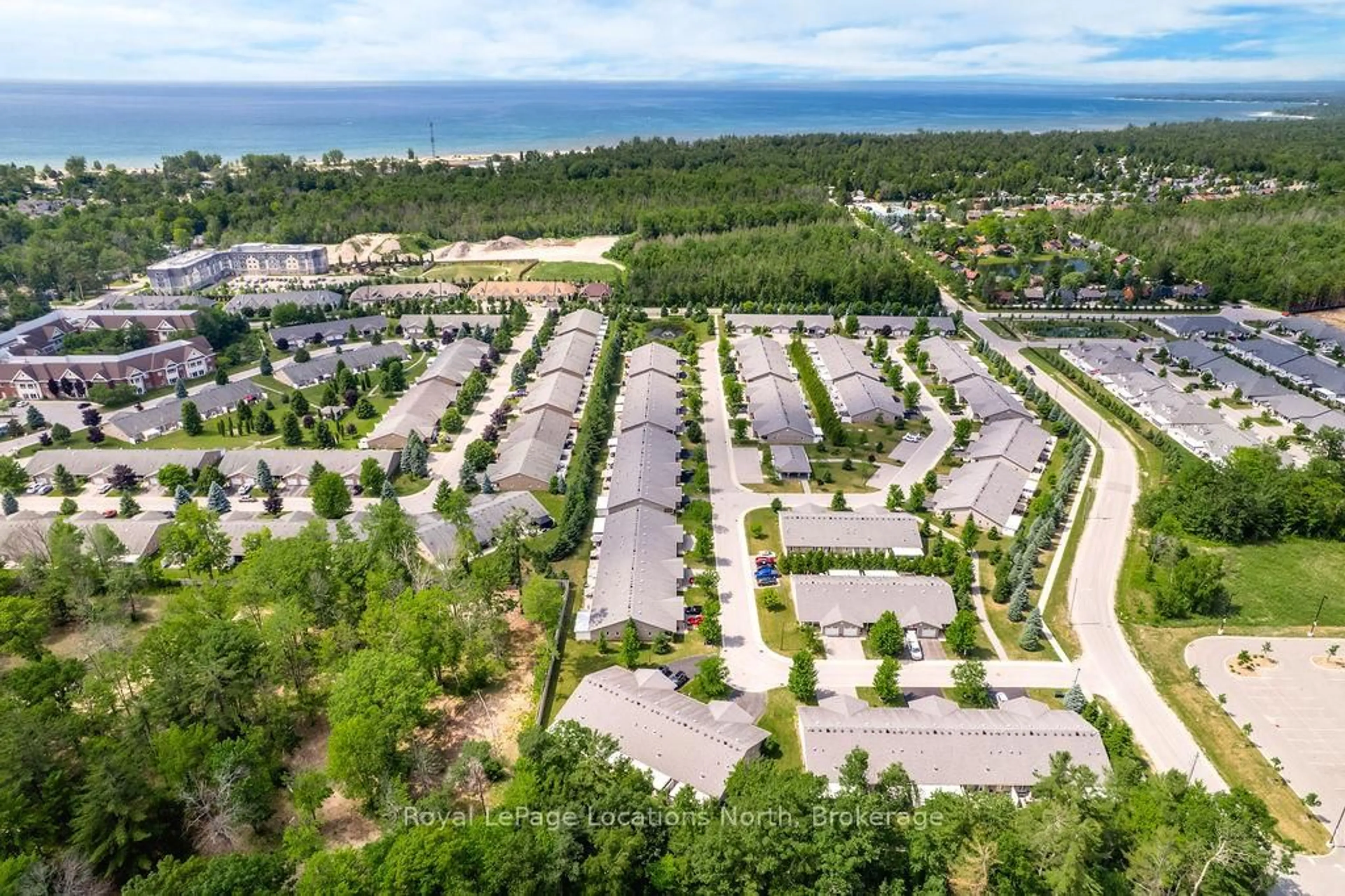 A pic from outside/outdoor area/front of a property/back of a property/a pic from drone, unknown for 86 Clover Cres, Wasaga Beach Ontario L9Z 0G4