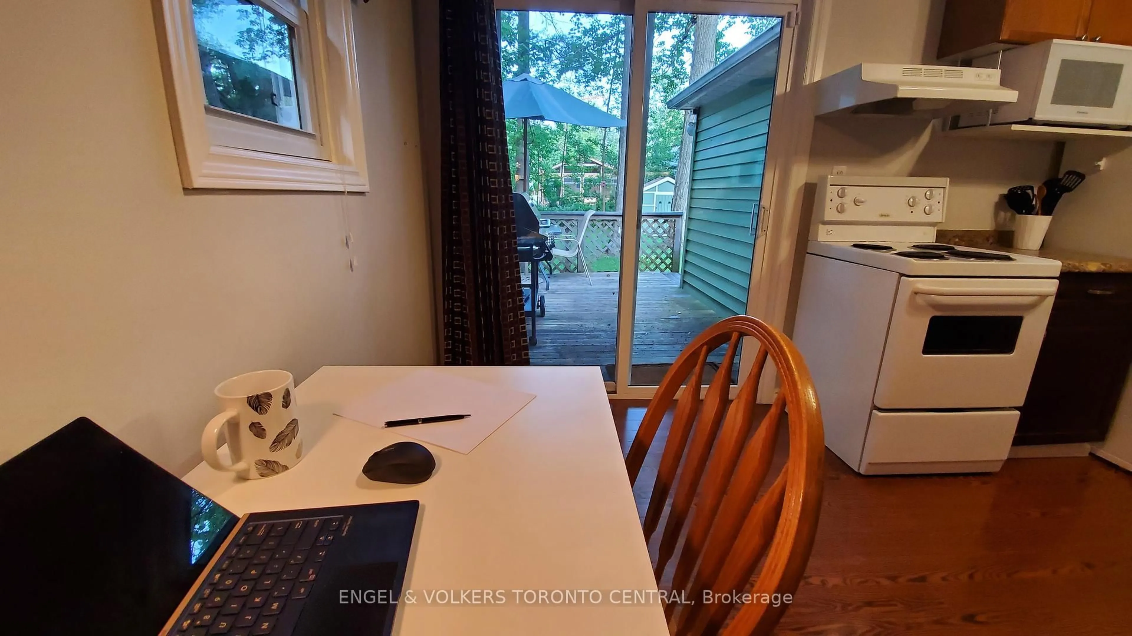 Standard kitchen, unknown for 55 47th Street North, Wasaga Beach Ontario L9Y 1Y5