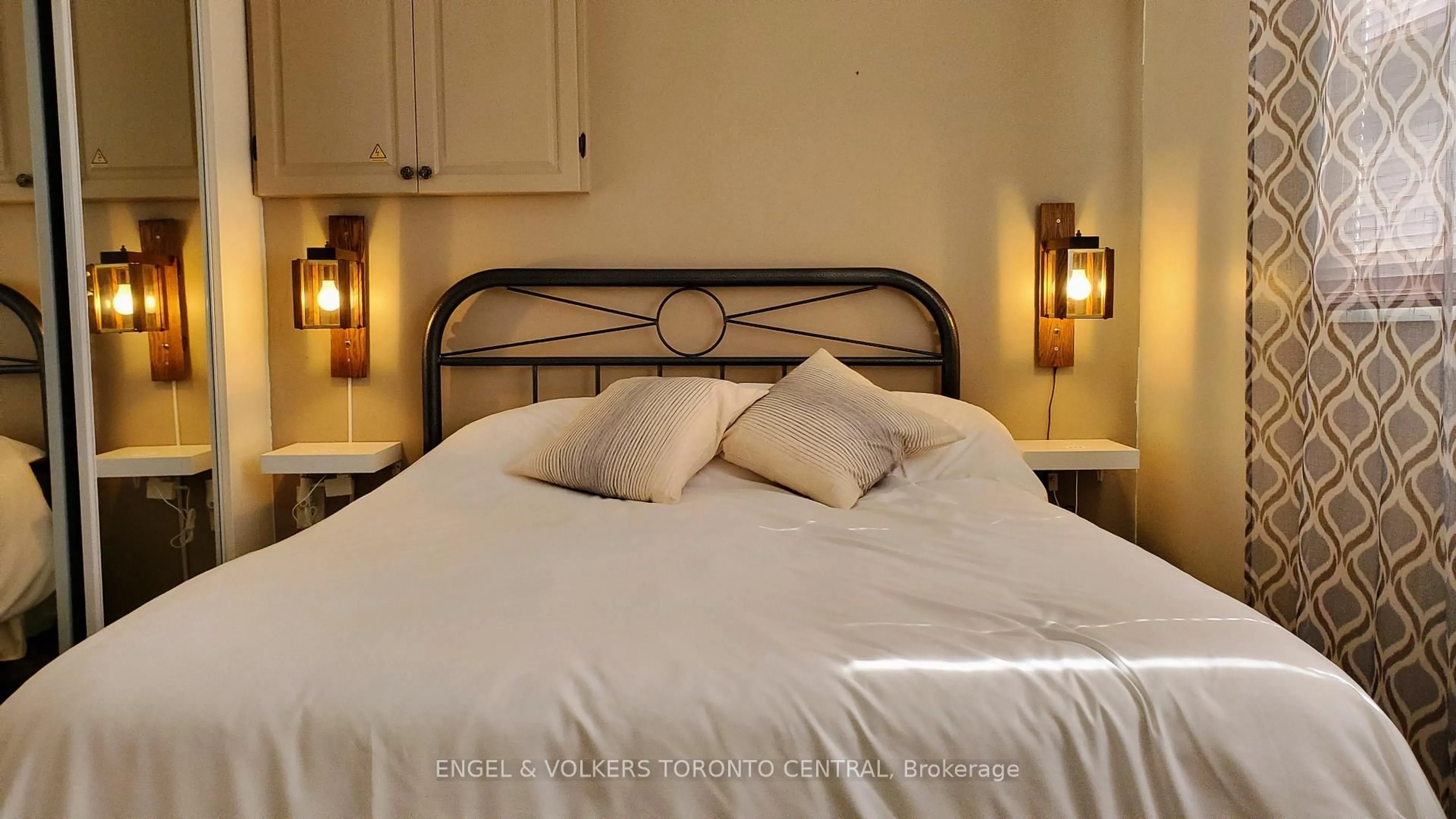Bedroom with bed, unknown for 55 47th Street North, Wasaga Beach Ontario L9Y 1Y5