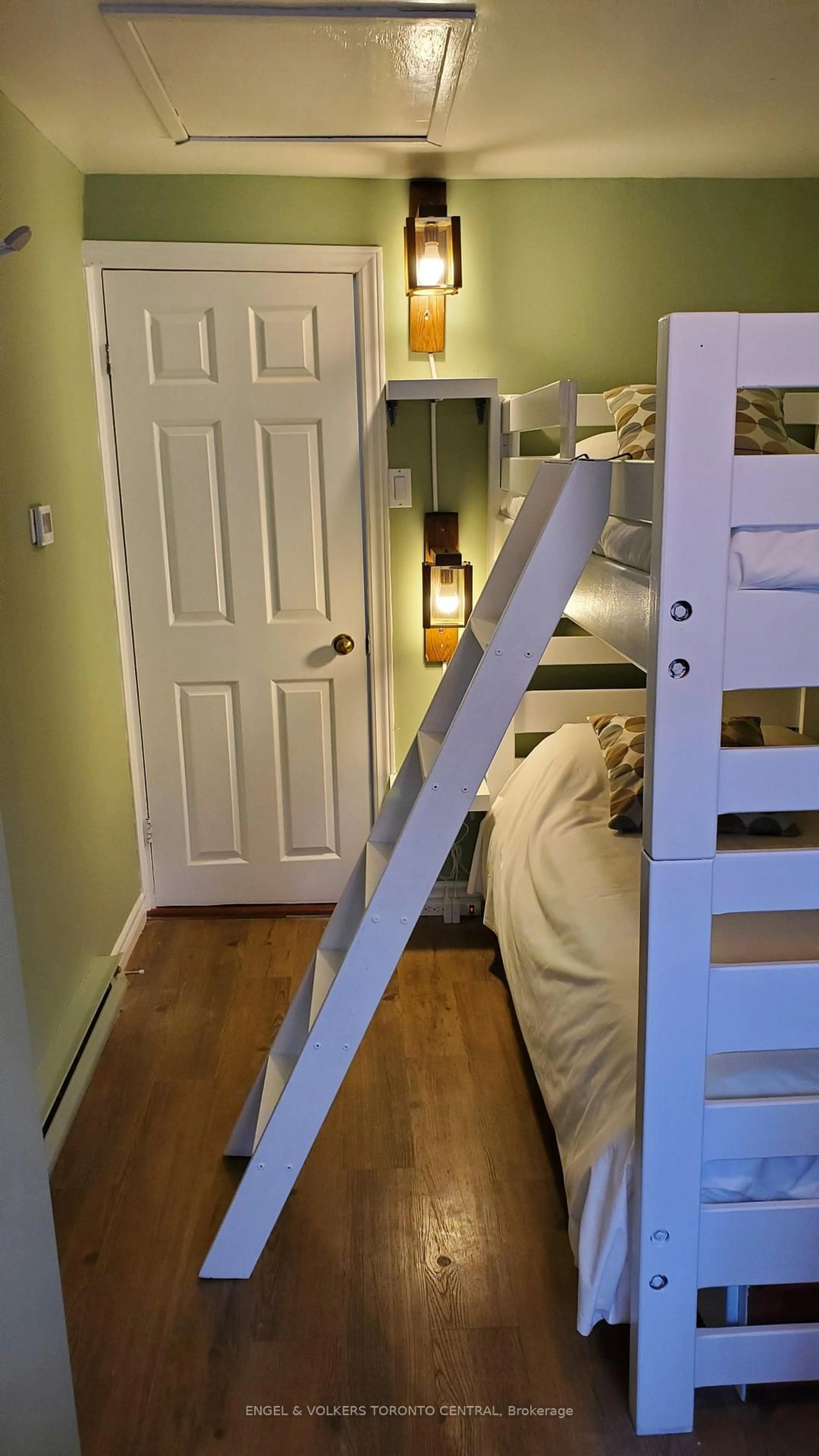 A pic of a room for 55 47th Street North, Wasaga Beach Ontario L9Y 1Y5