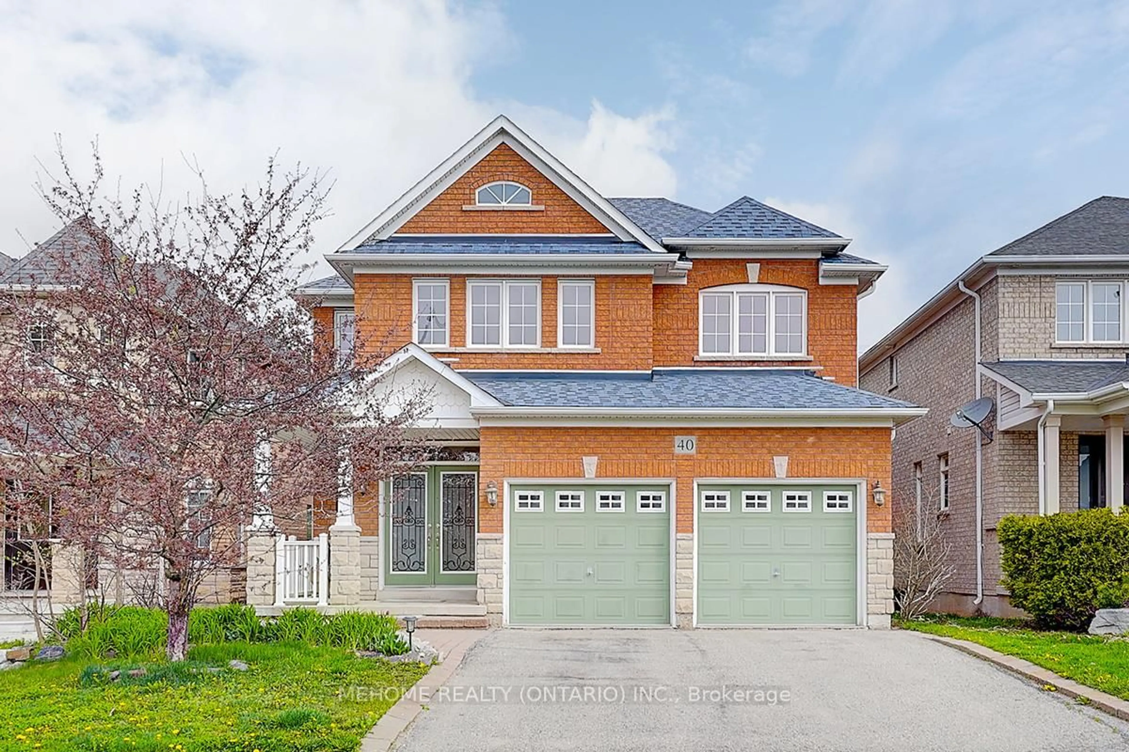 Home with brick exterior material, street for 40 Westminster Circ, Barrie Ontario L4M 0A5