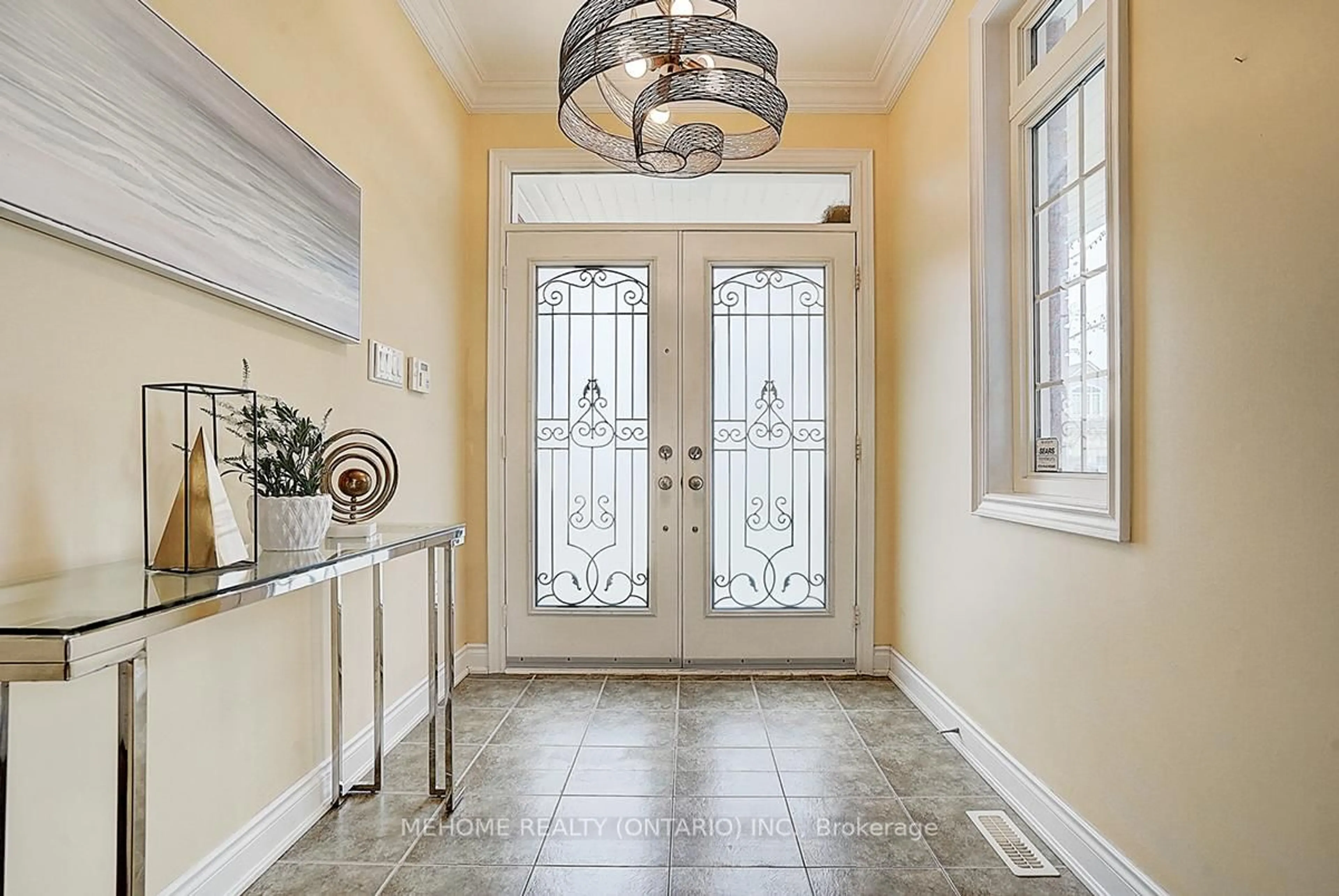 Indoor entryway for 40 Westminster Circ, Barrie Ontario L4M 0A5