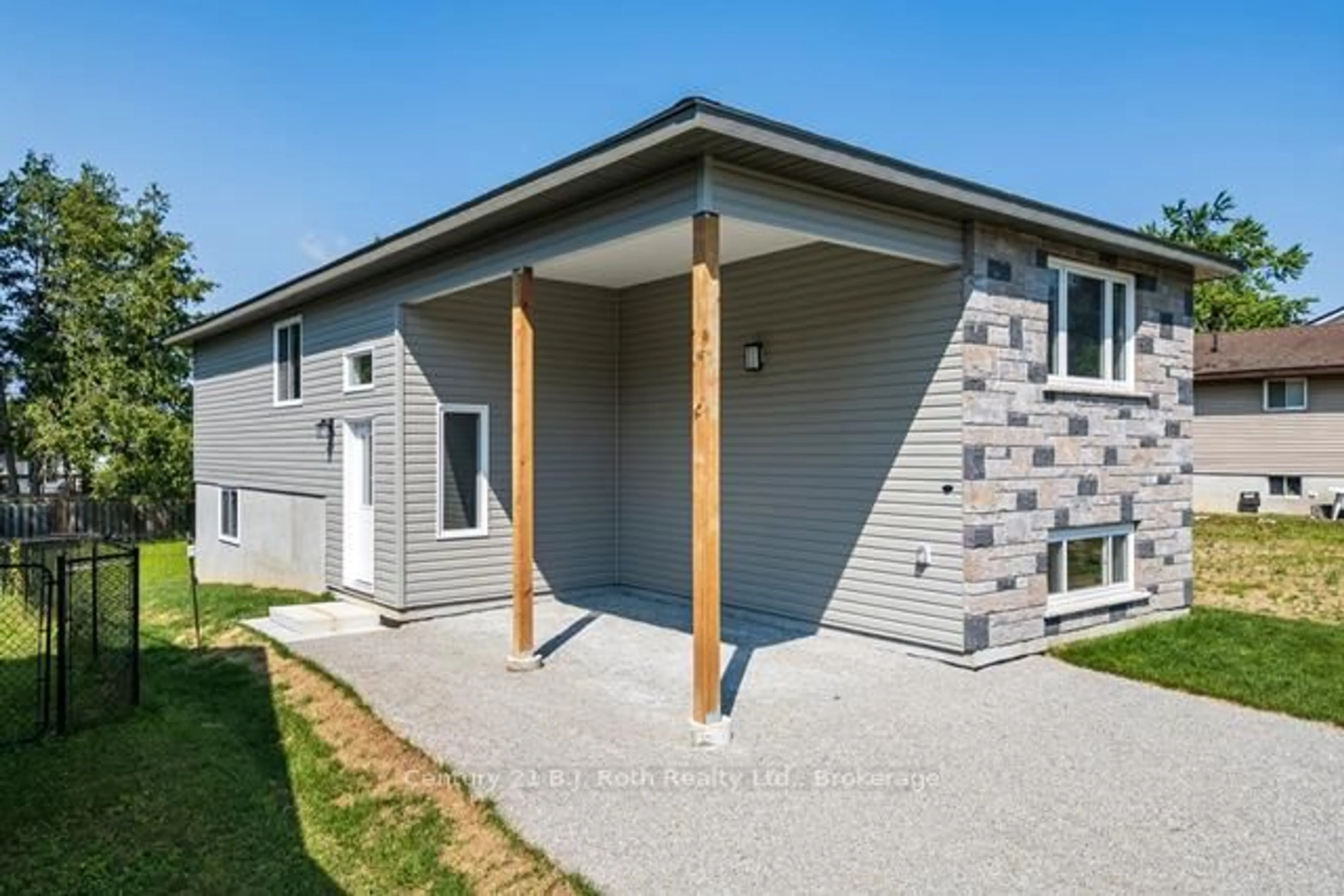 Home with vinyl exterior material, street for 3382 Azcona Ave, Severn Ontario L0K 1G0