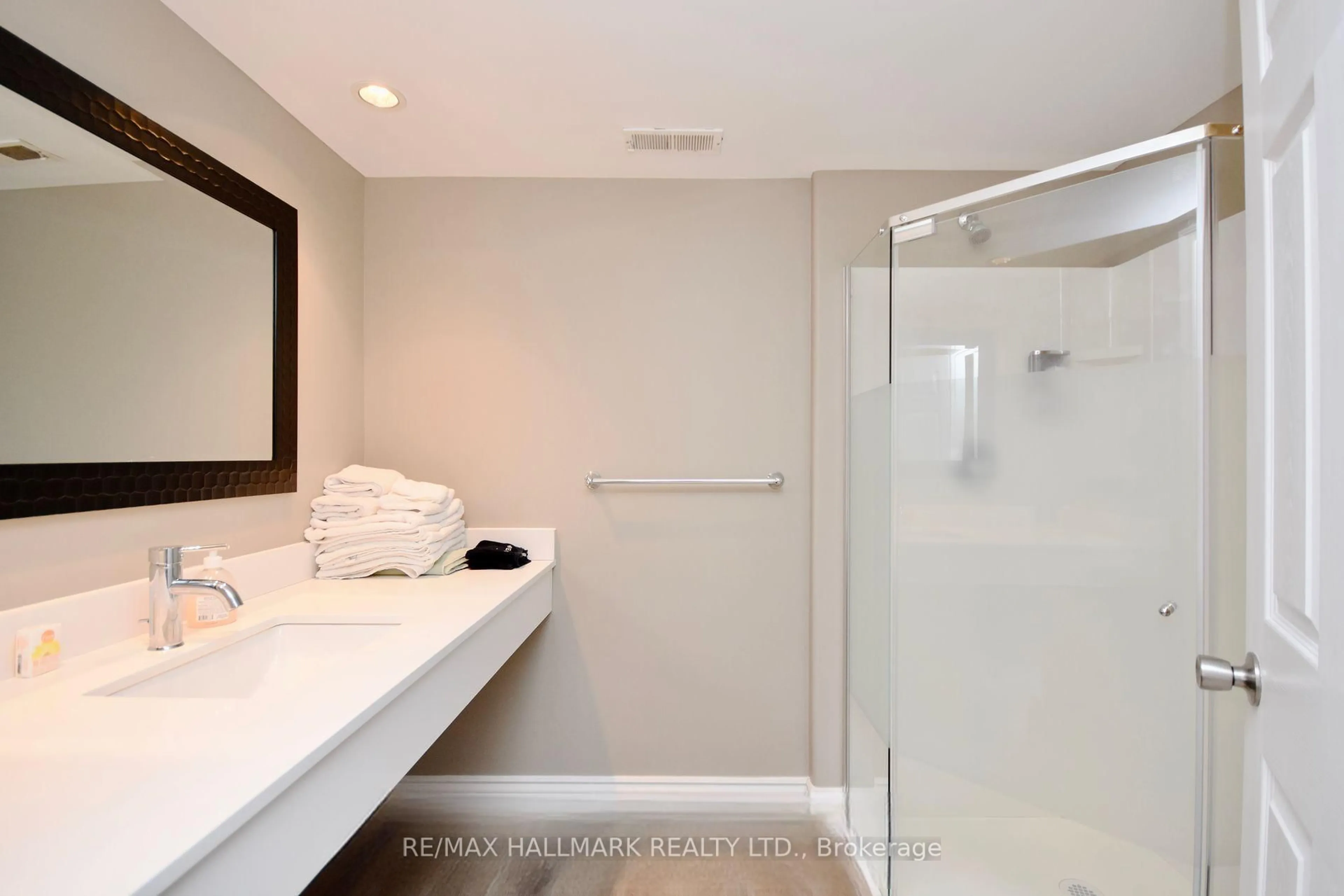 Standard bathroom, ceramic/tile floor for 90 Highland Dr #2014/15, Oro-Medonte Ontario L0L 2X0